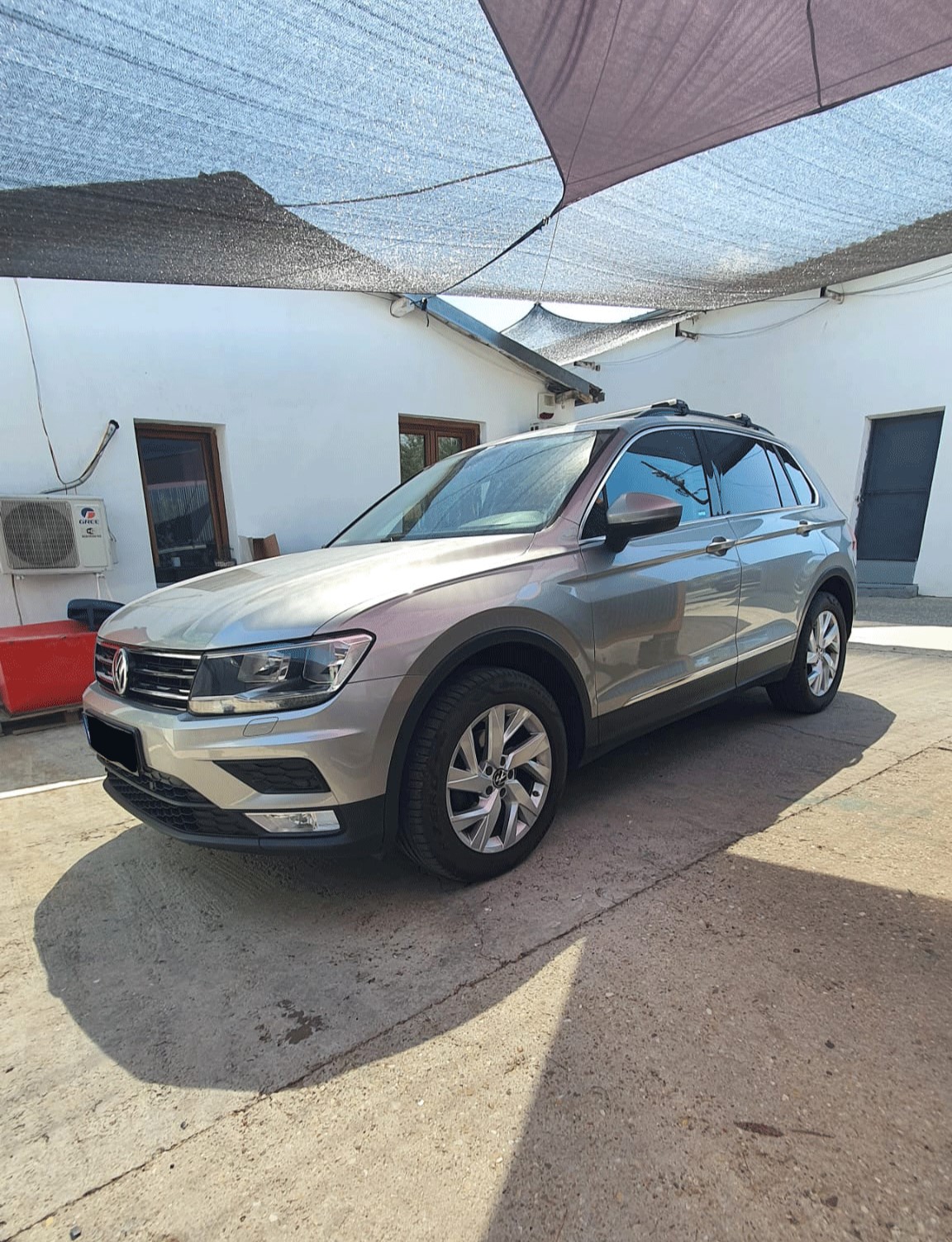 Volkswagen Tiguan bare portbagaj Thule Evo Raised Rail Edge Silver