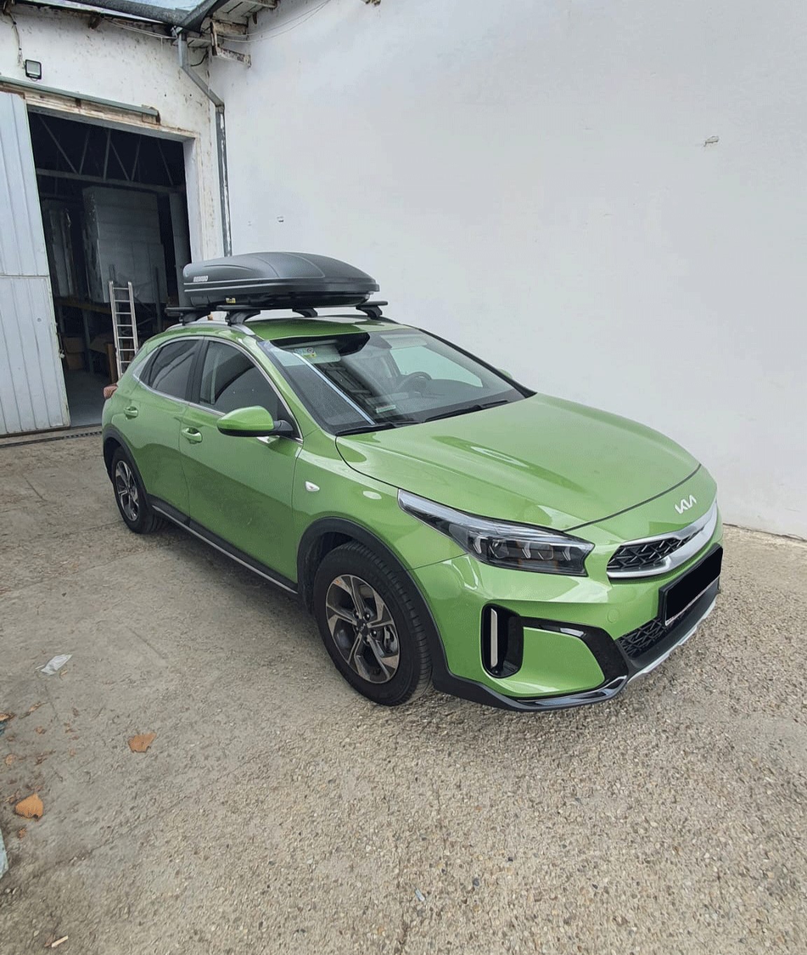 Kia X Ceed bare portbagaj Menabo Sonic si cutie portbagaj Menabo Marathon Dark 400