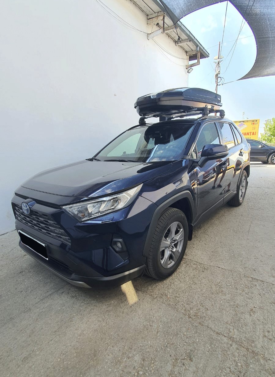 Toyota RAV4 bare portbagaj Thule Edge Clamp Black si cutie portbagaj Yakima SkyTour 420 Black