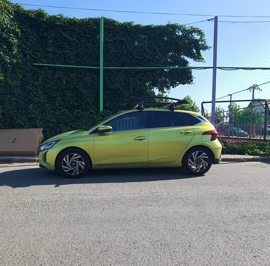 Hyundai i20 portbagaj grilaj tip cos Menabo Yosemite L Black si bare transversale Menabo Tema