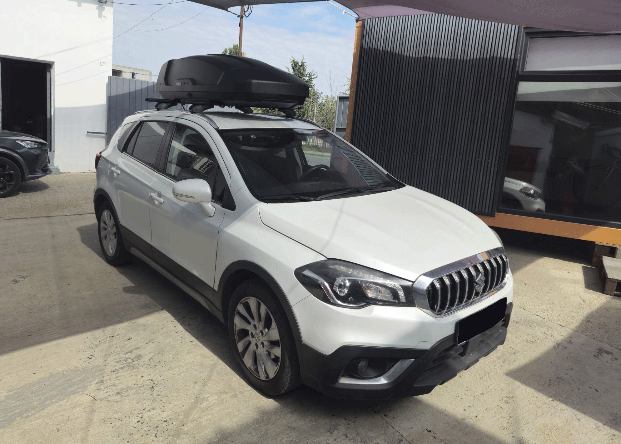 Suzuki SX4 S-Cross bare portbagaj Menabo Sonic Black si cutie portbagaj Thule Force XT M