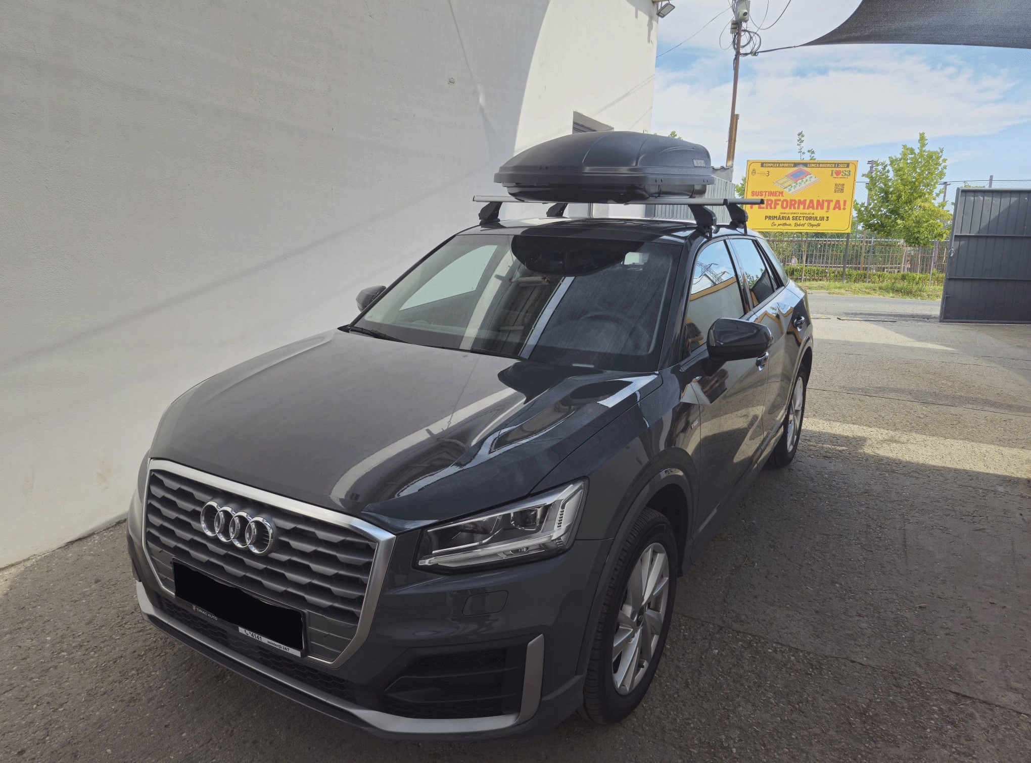 Audi Q2 bare portbagaj Menabo Omega aluminiu si cutie portbagaj Menabo Marathon Dark 400