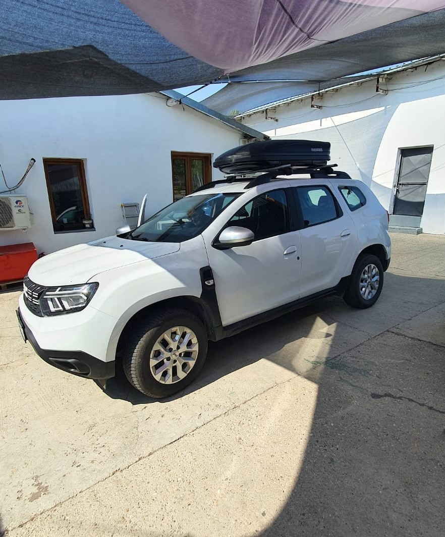 Dacia Duster HM cu bare portbagaj Menabo Brio si cutie portbagaj Menabo Marathon Dark 400