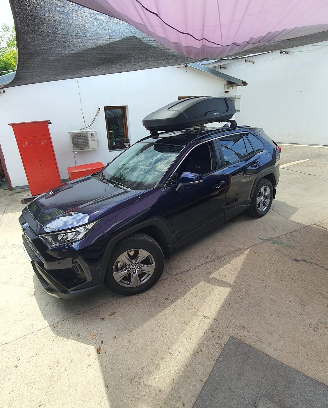 Toyota RAV4 bare portbagaj Thule Edge Clamp Black si cutie portbagaj Thule Force XT M
