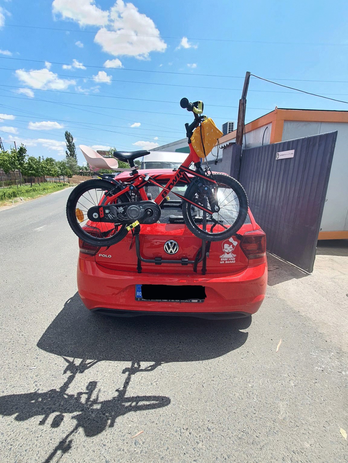 Volkswagen Polo suport bicicleta pe haion Menabo Mistral pentru 3 biciclete