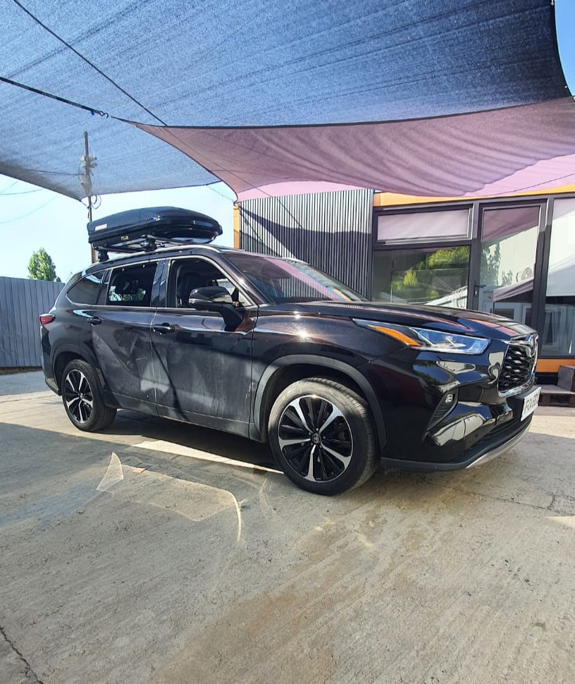 Toyota Highlander bare portbagaj Thule Evo Raised silver si cutie portbagaj Menabo Mania 400 Black