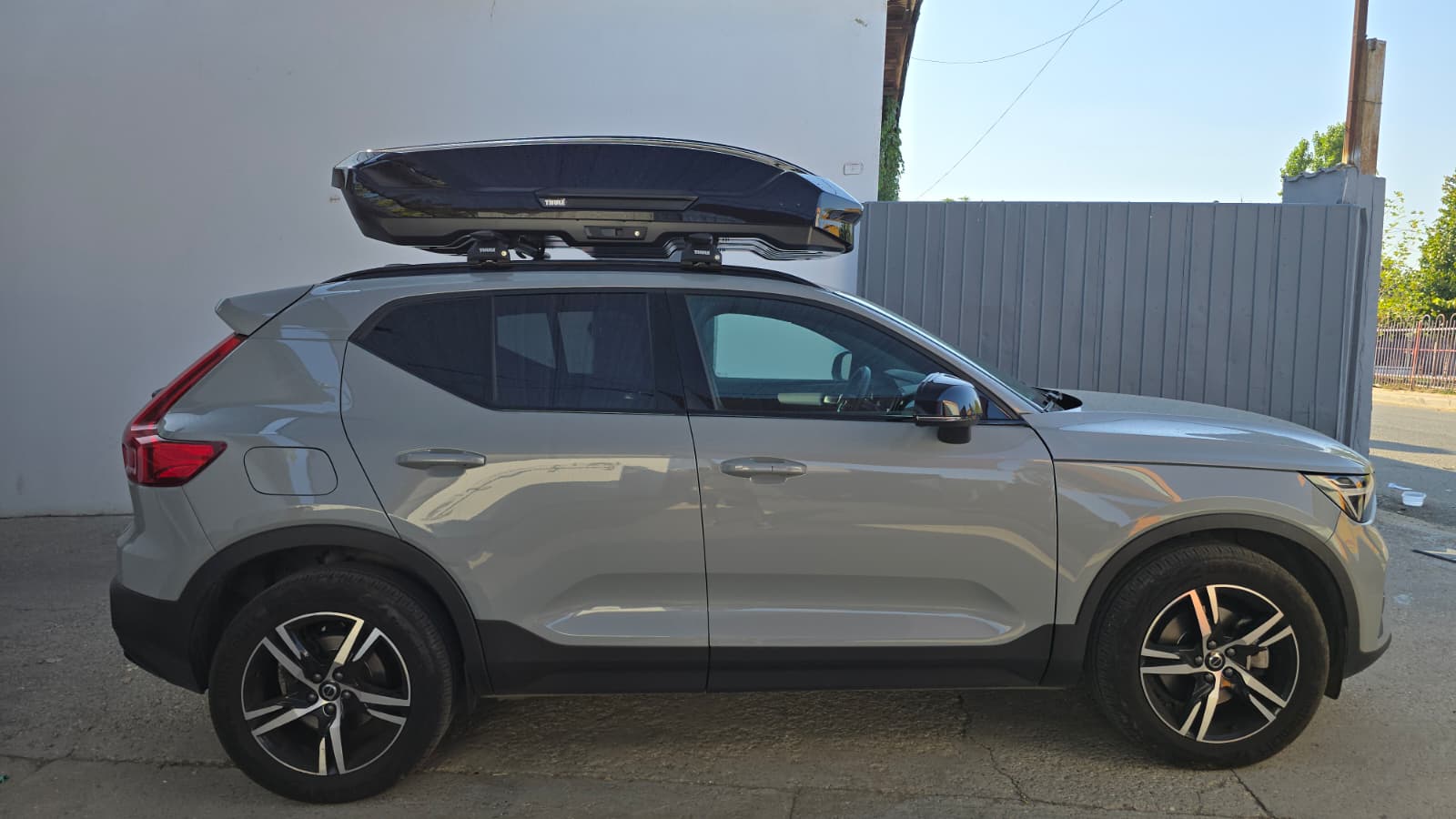 Volvo XC40 bare portbagaj Thule Evo Flush Black si cutie portbagaj Thule Force XT M