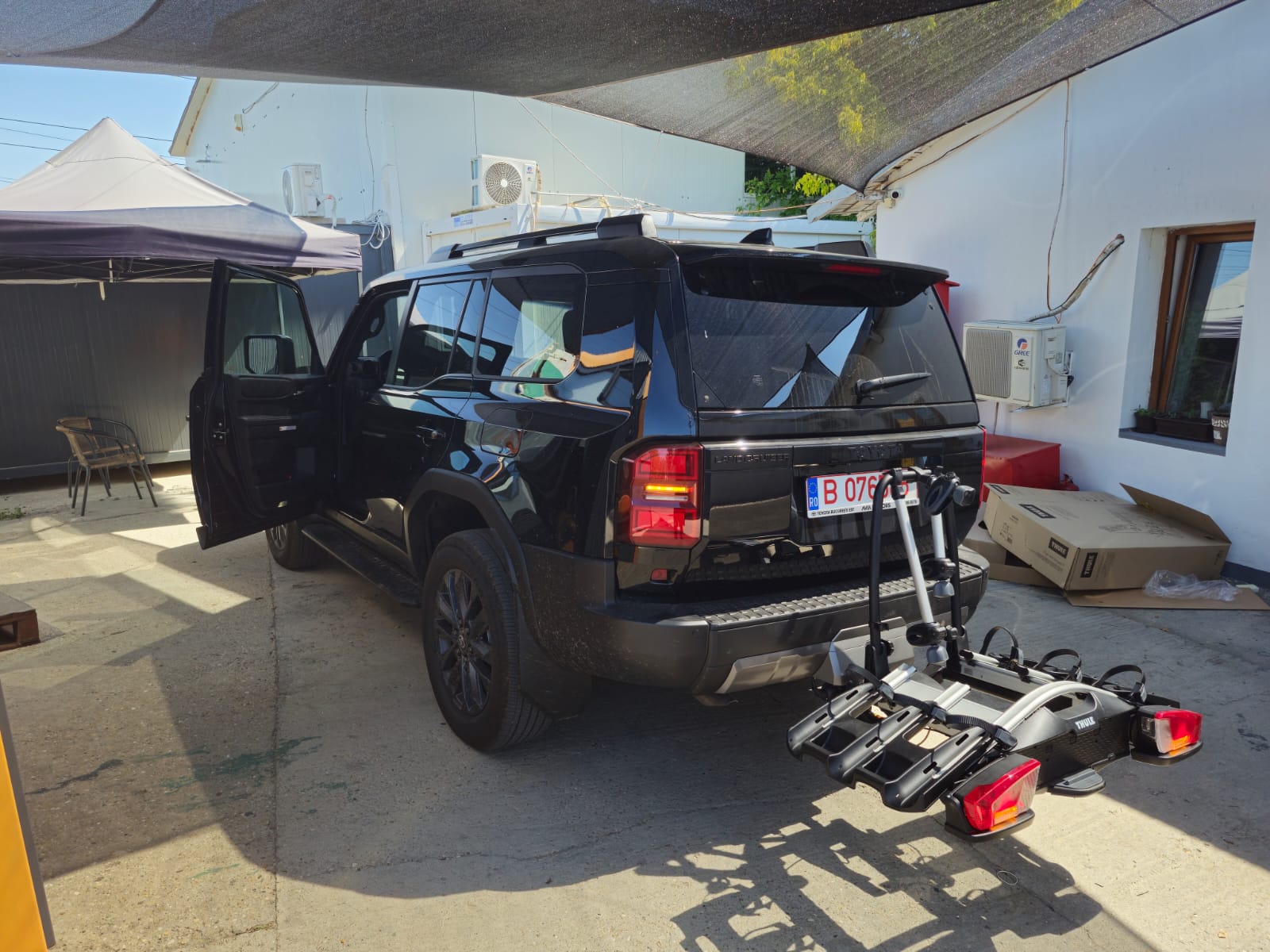 Toyota Land Crusier suport bicicleta pe carlig Thule VeloCompact 926 pentru 3 biciclete