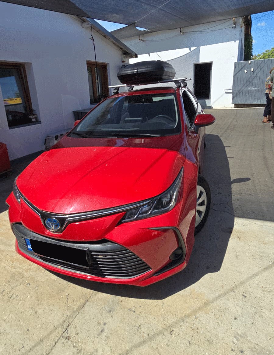 Toyota Corolla bare portbagaj Menabo Omega aluminiu si cutie portbagaj Carbon Look