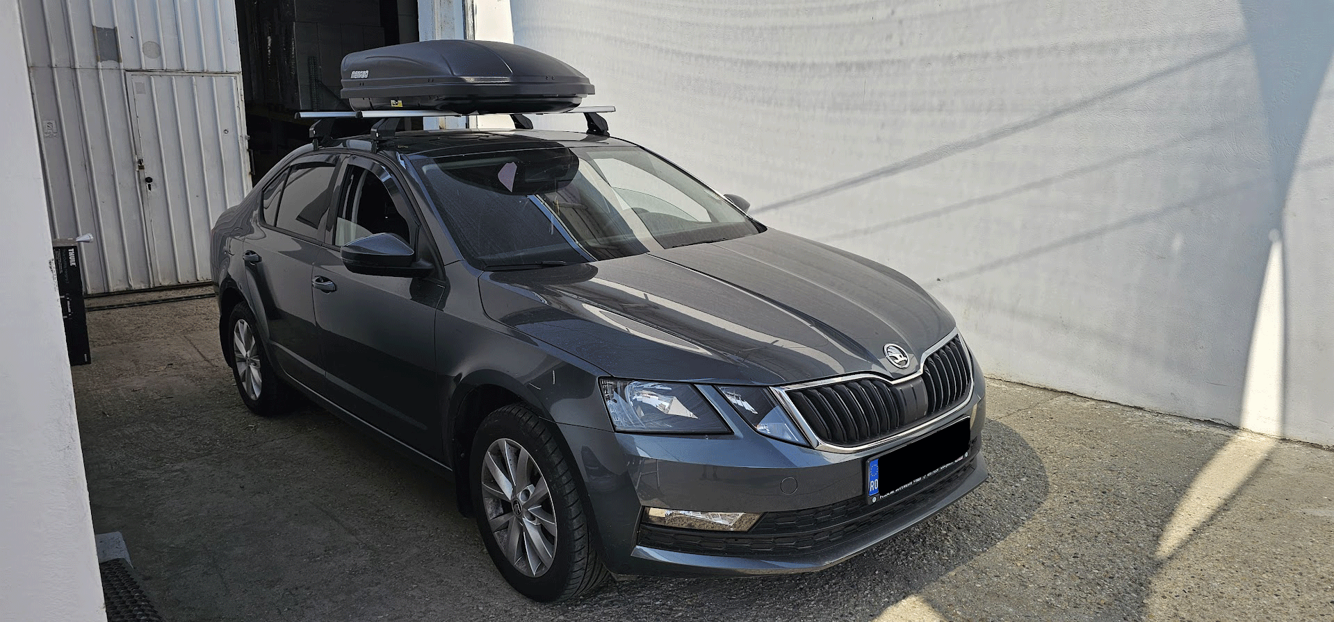 Skoda Octavia bare portbagaj Menabo Omega aluminiu si cutie portbagaj Menabo Marathon Dark 400