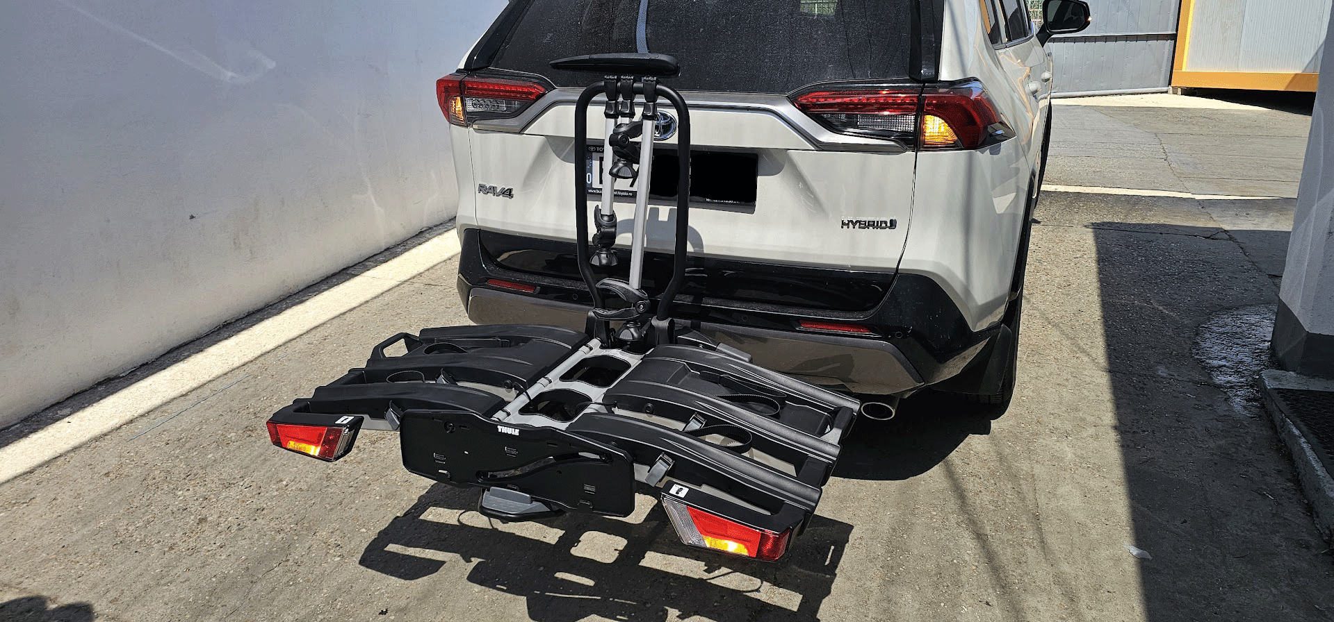 Toyota RAV4 suport bicicleta cu prindere pe carlig Thule EasyFold XT3 pentru 3 biciclete