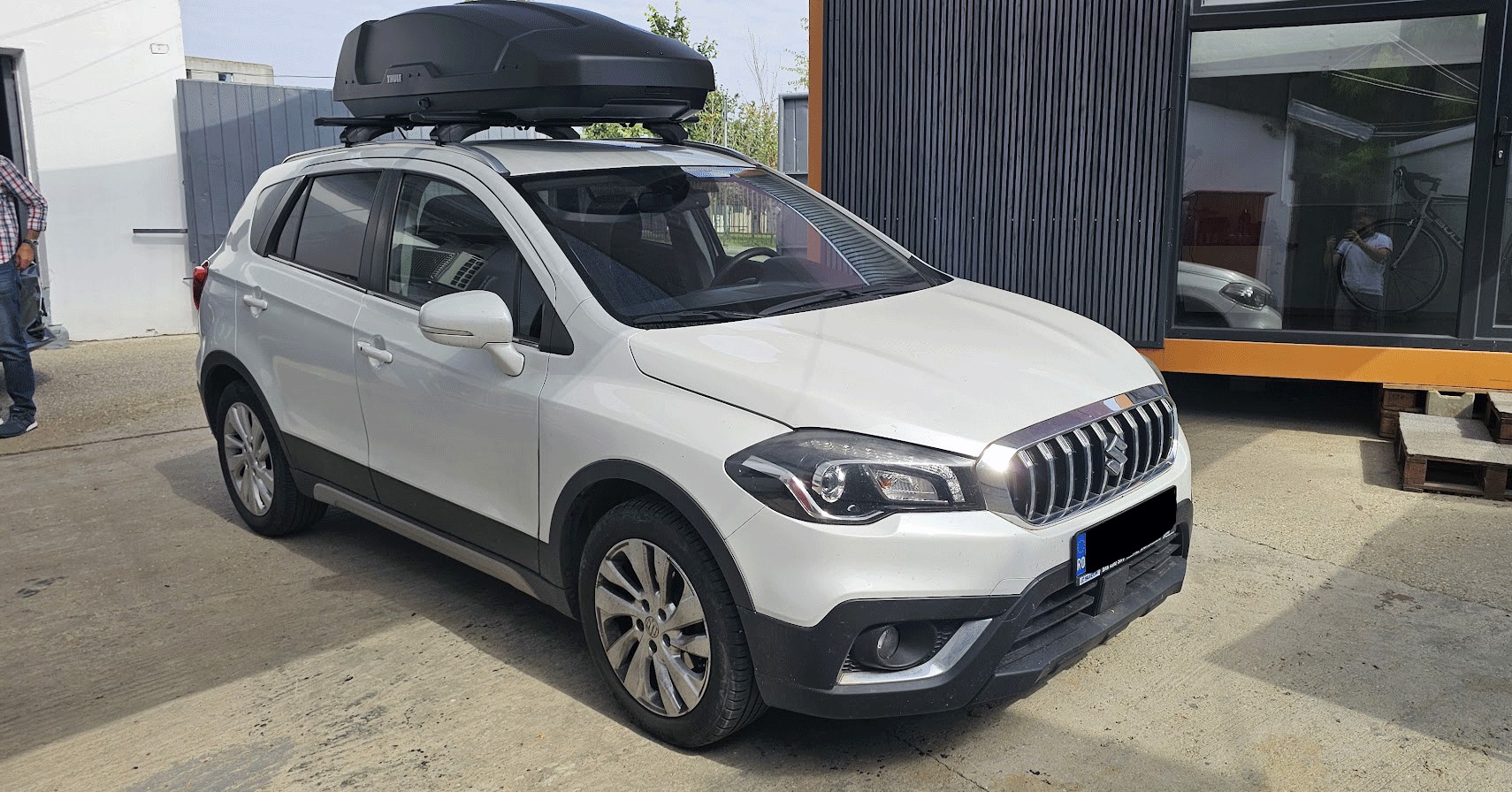 Suzuki SX4 S-Cross JY 2016+ cu bare Menabo Sonic Black si cutie portbagaj Thule Motion XT S