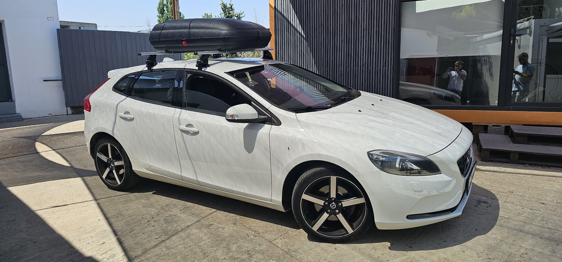 Volvo V40 bare portbagaj Menabo Omega Plus aluminiu si cutie portbagaj Carbon Look