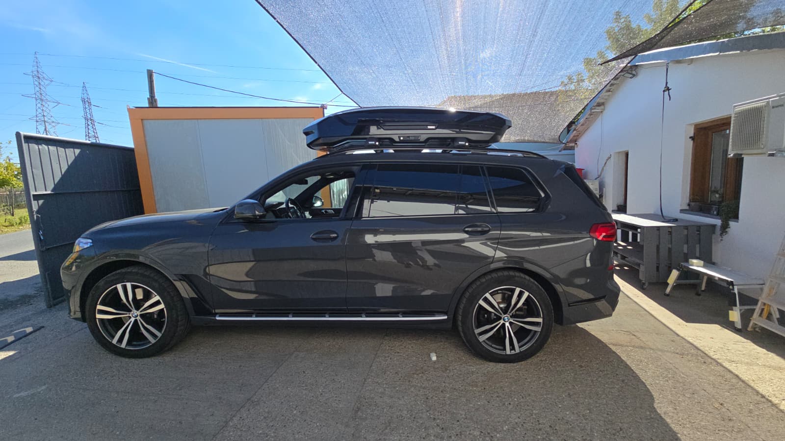 BMW X7 bare portbagaj Thule Evo Raised Edge Black si cutie portbagaj Thule Motion 3M