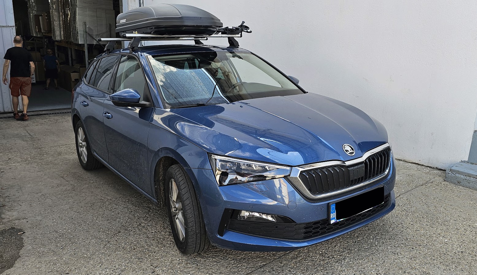 Skoda Scala bare portbagaj Menabo Tema si cutie portbagaj Menabo Marathon Dark 400