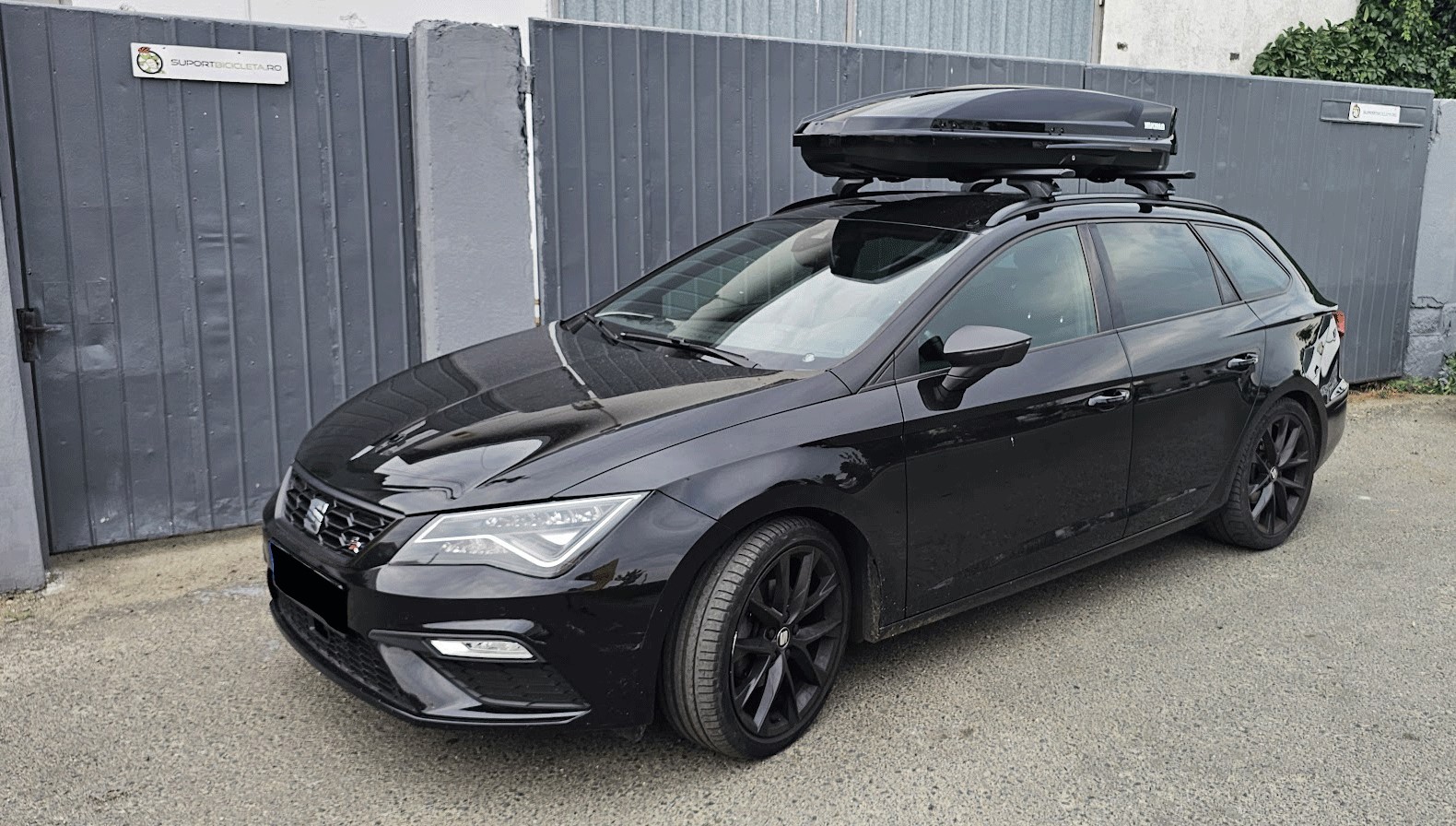 Seat Leon bare portbagaj Menabo Sonic Black si cutie portbagaj Yakima SkyTour 420 Black