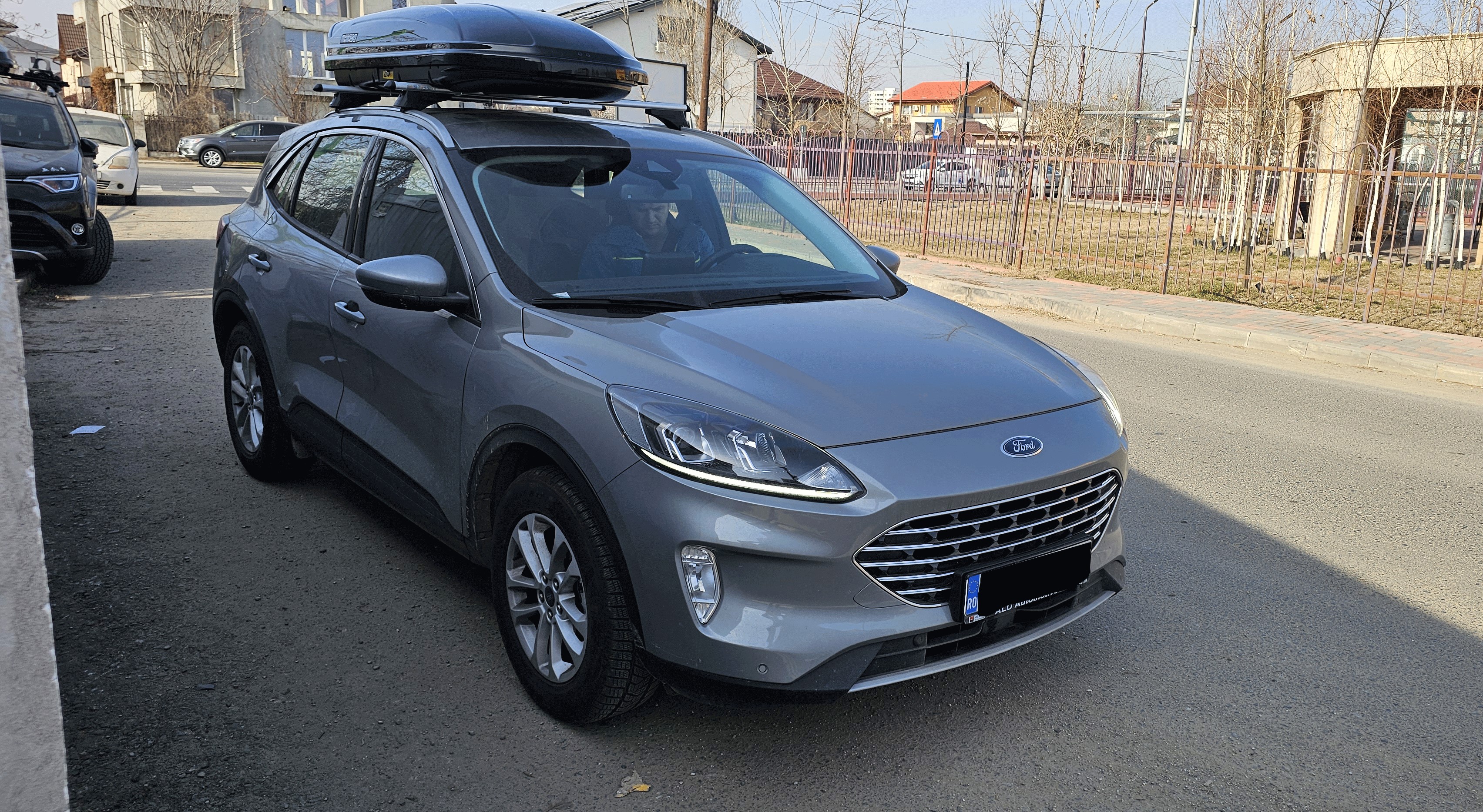 Ford Kuga bare portbagaj Menabo Tiger Silver XL si cutie portbagaj Menabo Mania 400 Black