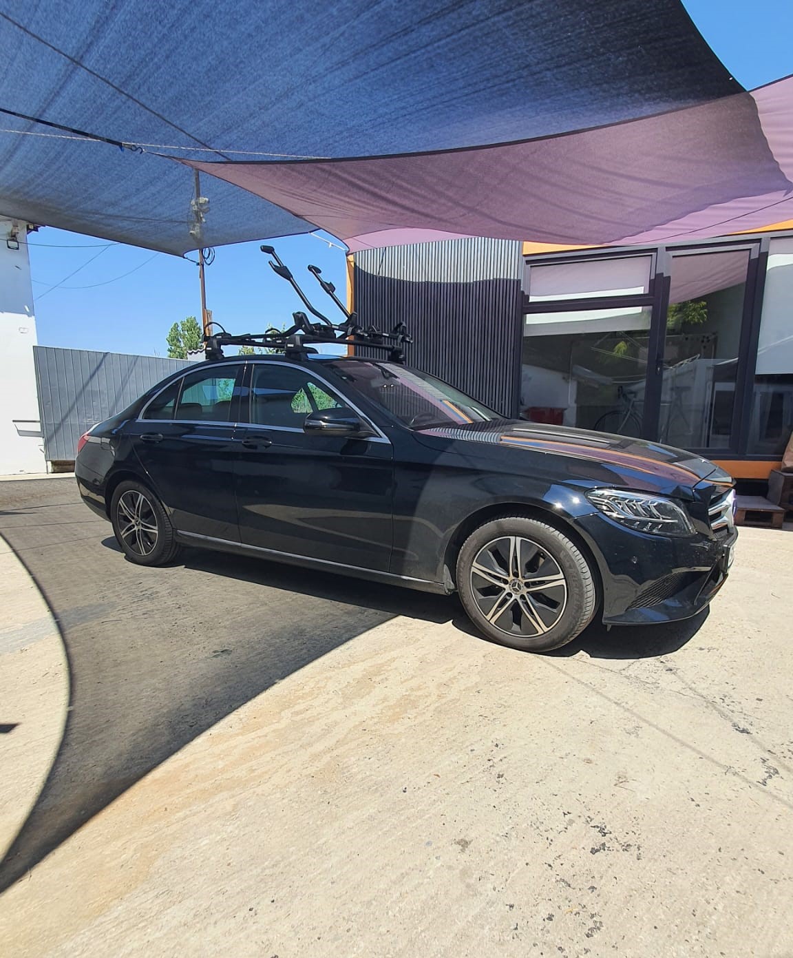 Mercedes C Class bare portbagaj Thule Evo Raised Edge Black si suporturi de bicicleta Thule ProRide 598
