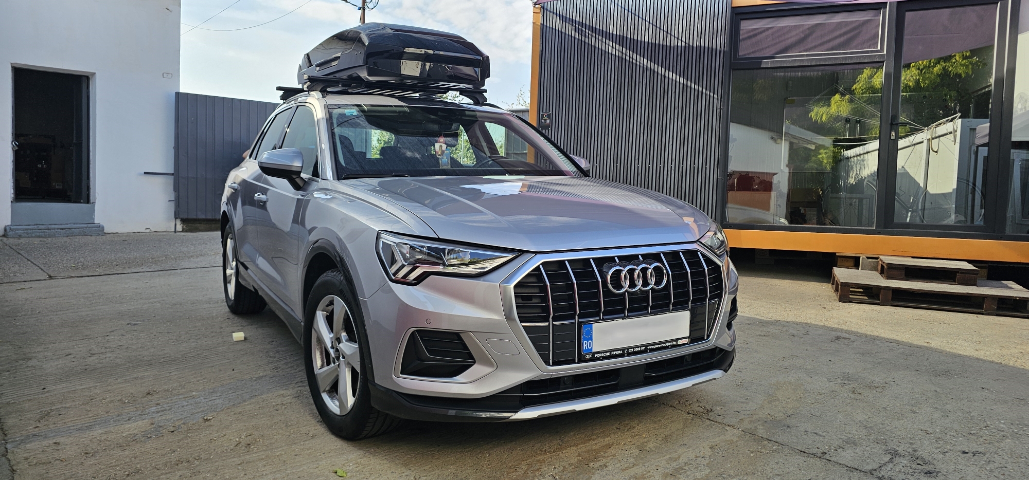 Audi Q3 2018+ cu bare transversale Menabo Sonic Black si cutie Thule Motion 3