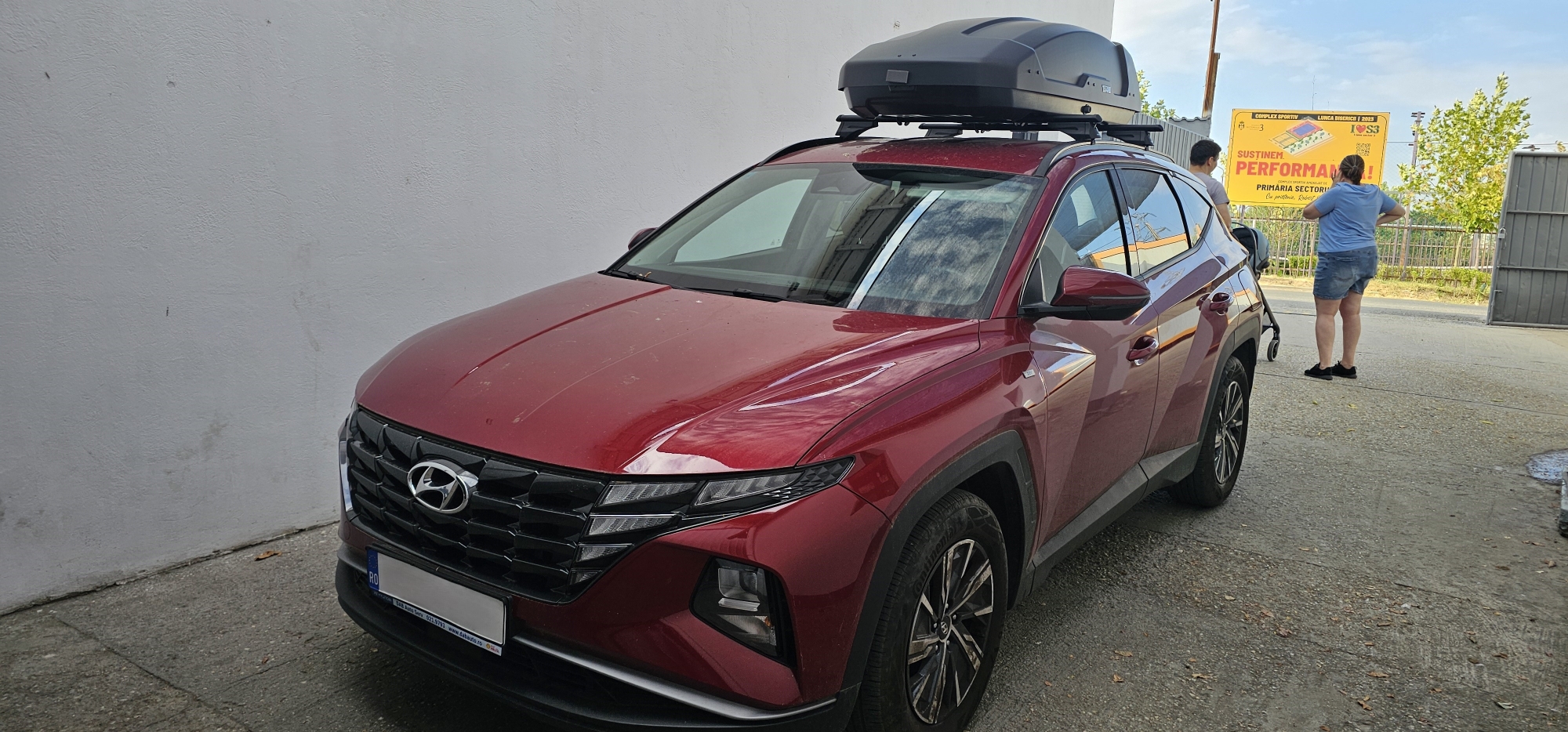 Hyundai Tucson (NX4) 2020+ cu bare transversale Menabo Tiger Black si cutie Thule Force XT S Negru Mat