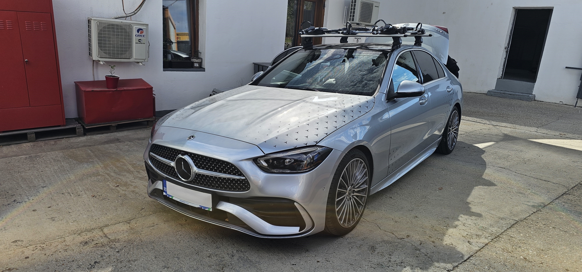 Mercedes C Class cu bare portbagaj Thule Evo Clamp Silver si suporturi de bicicleta Thule ProRide 598