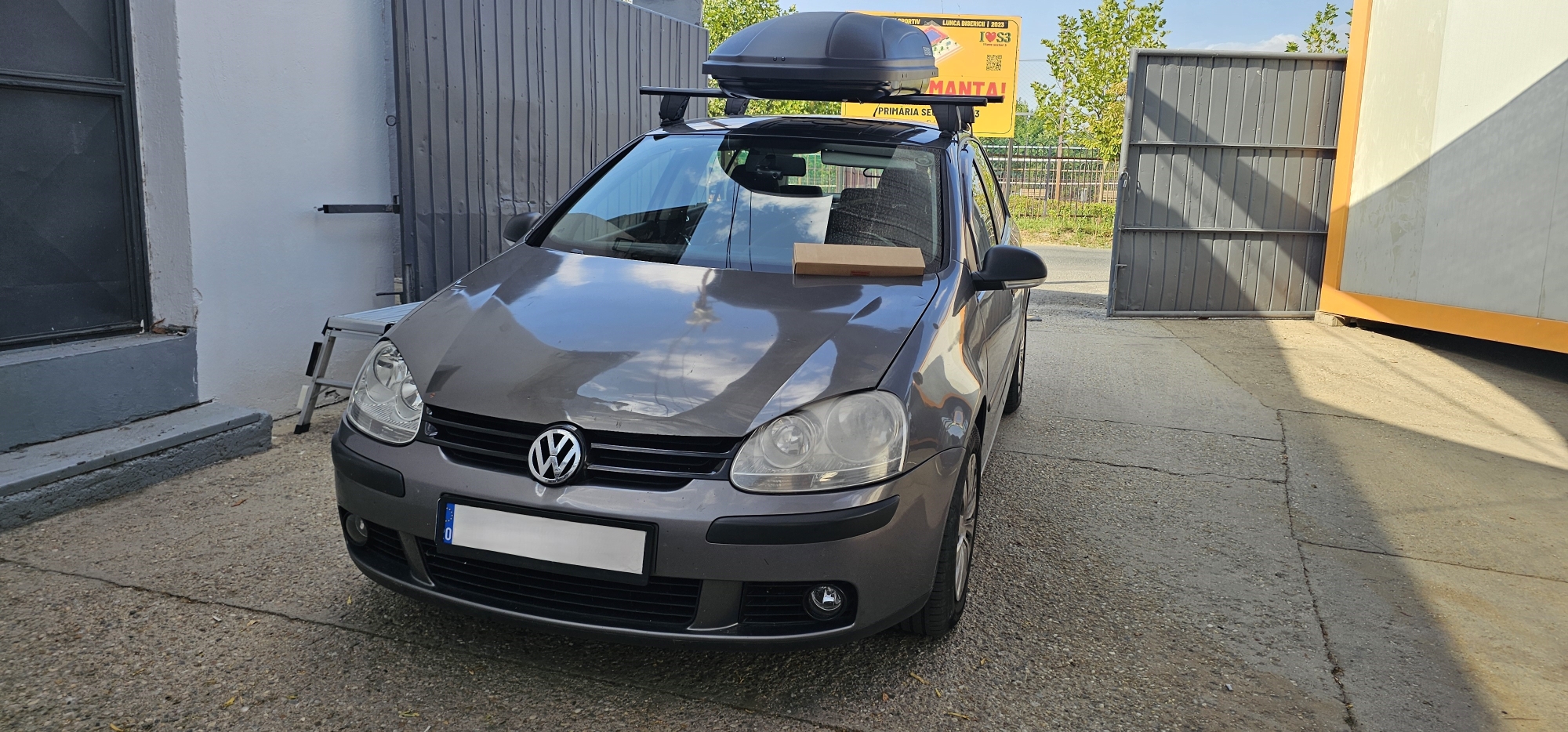 Volkswagen Golf V cu bare transversale Menabo Delta Black si cutie Menabo Marathon 320