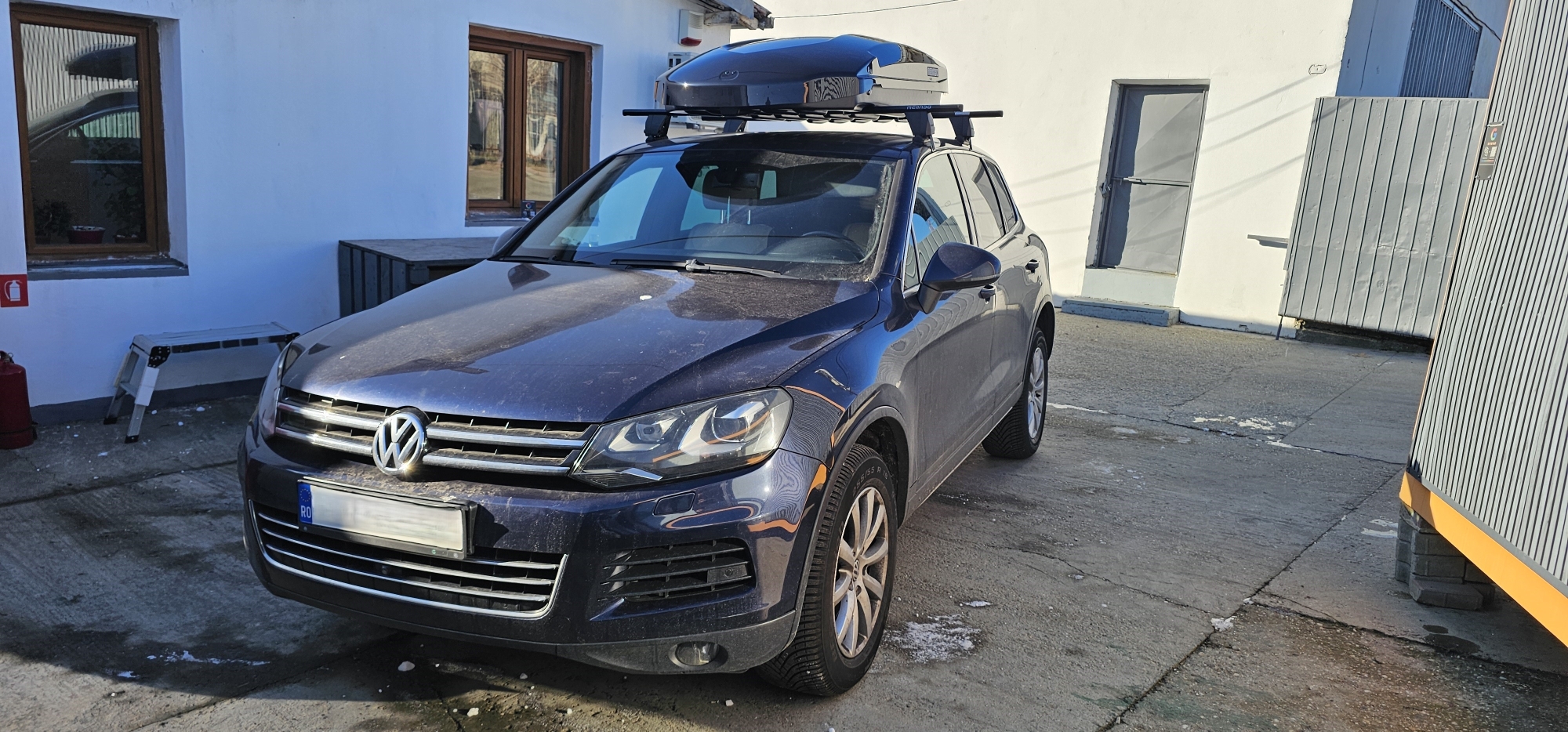 Volkswagen Touareg II (7P) cu bare transversale Menabo Delta Black si cutie Menabo Satellite 550 DUO Black