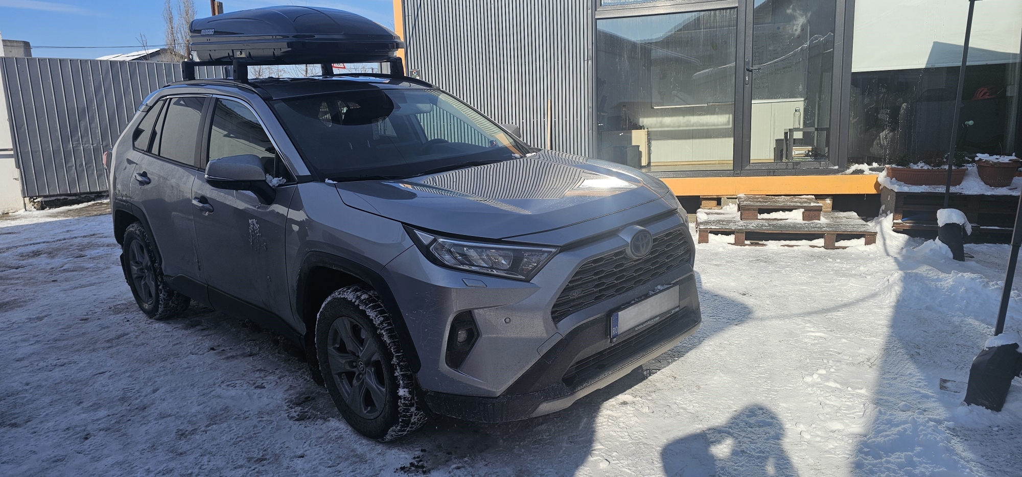 Toyota RAV 4 2018+ cu bare transversale Menabo Dedicate OE si cutie Mania 460 Black