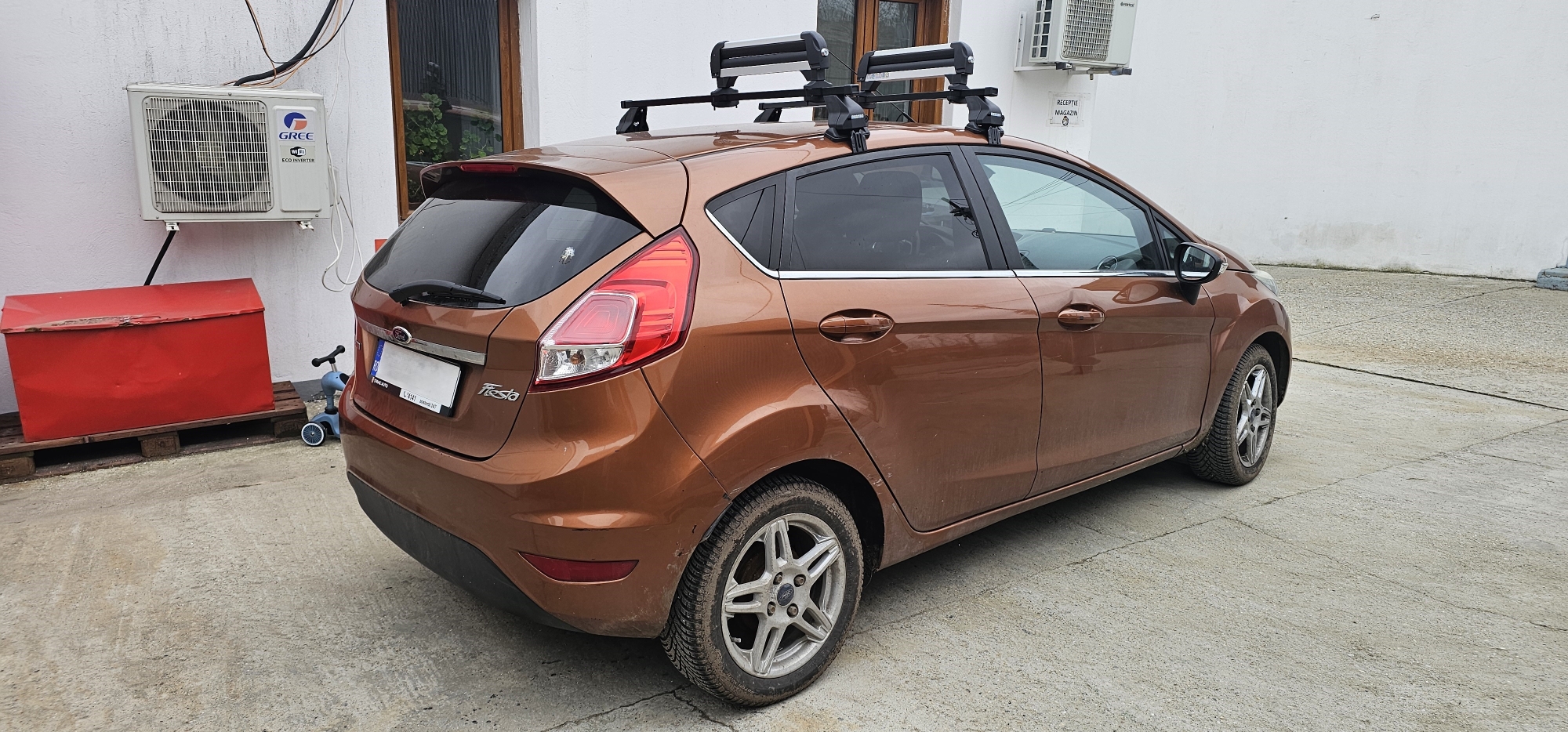 Ford Fiesta VI cu bare portbagaj Menabo Omega Otel si suport schi Iceberg