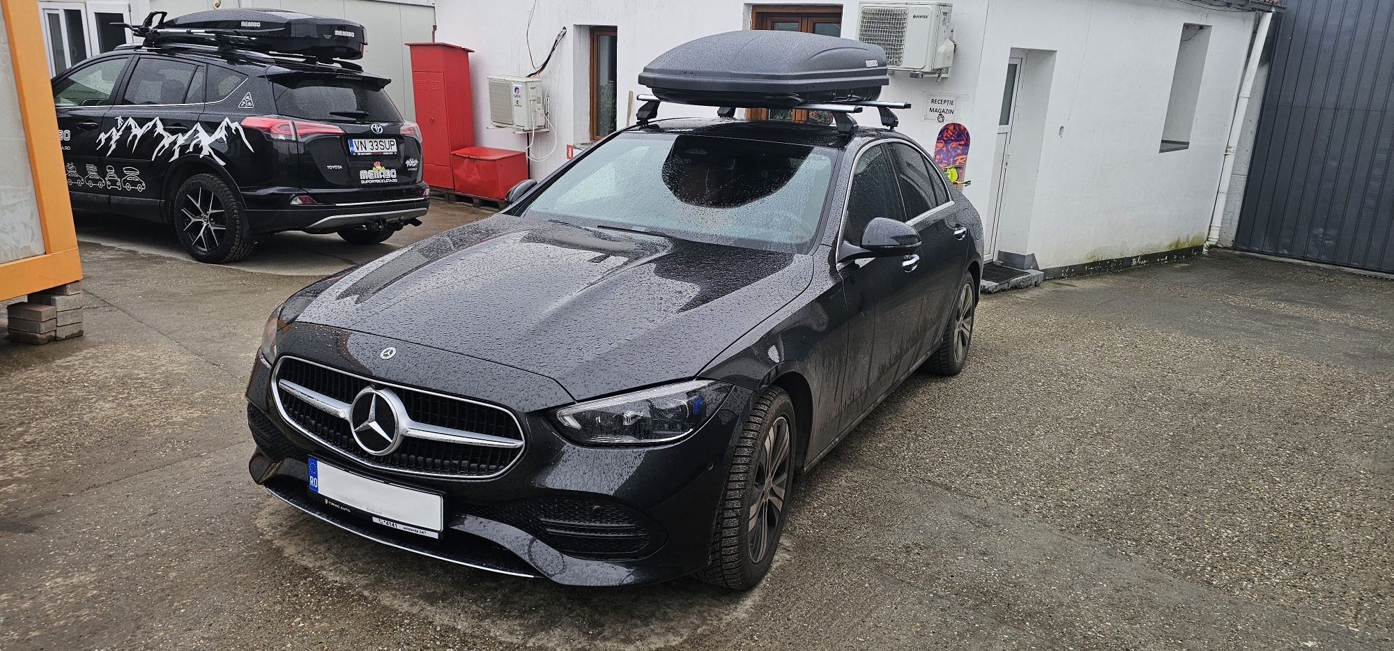 Mercedes C300e cu bare Menabo Omega Plus si cutie Marathon 460 Dark