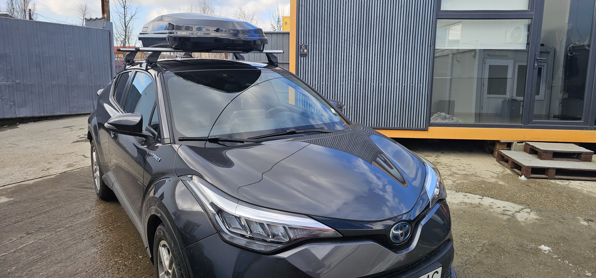 Toyota C-HR cu bare transversale Menabo Omega Plus si cutie Menabo Diamond 450 Black