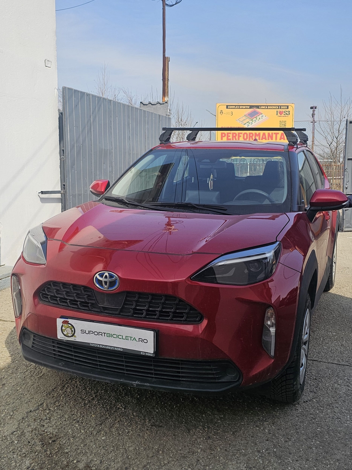 Toyota Yaris Cross 2020+ bare transversale Menabo Omega Otel si cutie Menabo Marathon Dark 400
