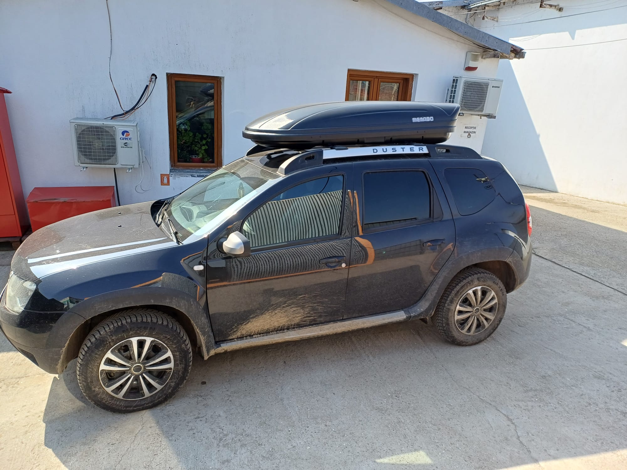 Dacia Duster 1 cu cutie portbagaj Menabo Marathon 460 Dark