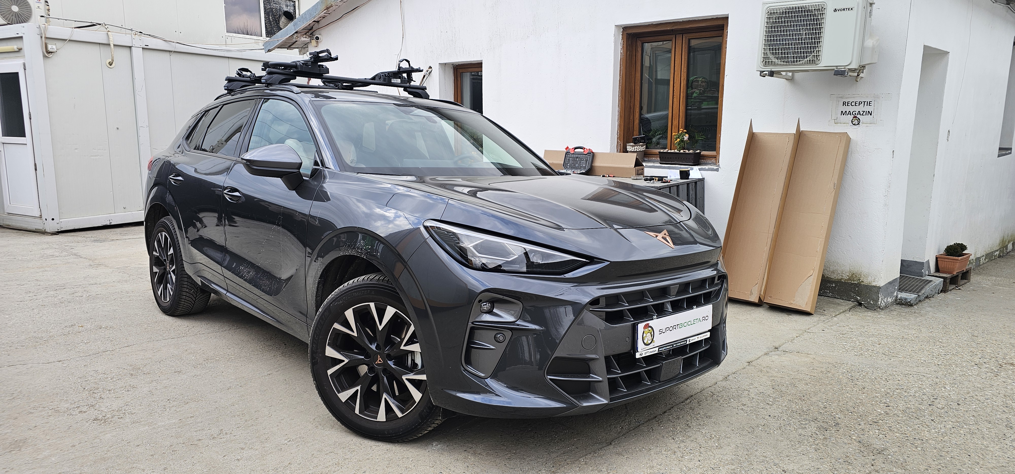 Cupra Terramar 2025 bare transversale Menabo Ariem Black si suport bicicleta Menabo Motus Black