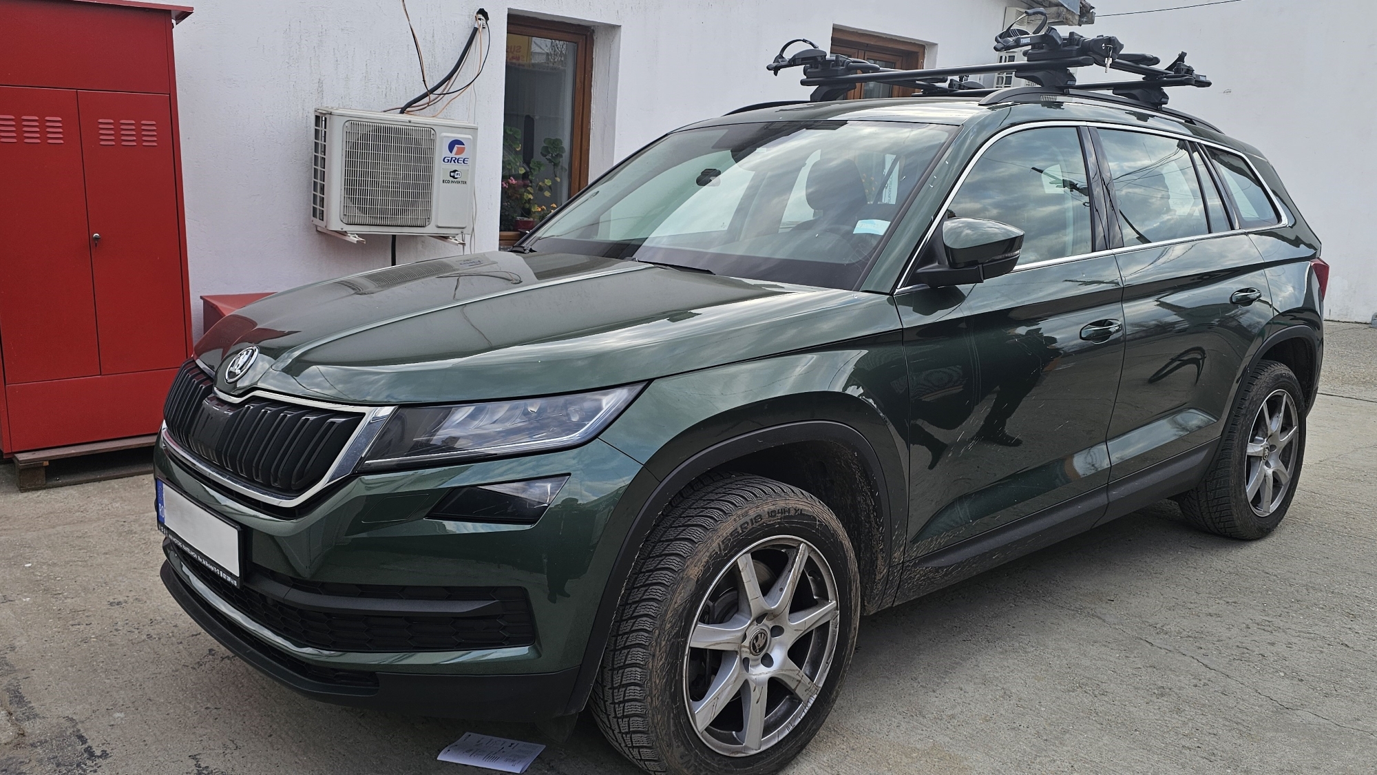 Skoda Kodiaq cu bare transversale Menabo Sonic Black si Thule ProRide 598 Black