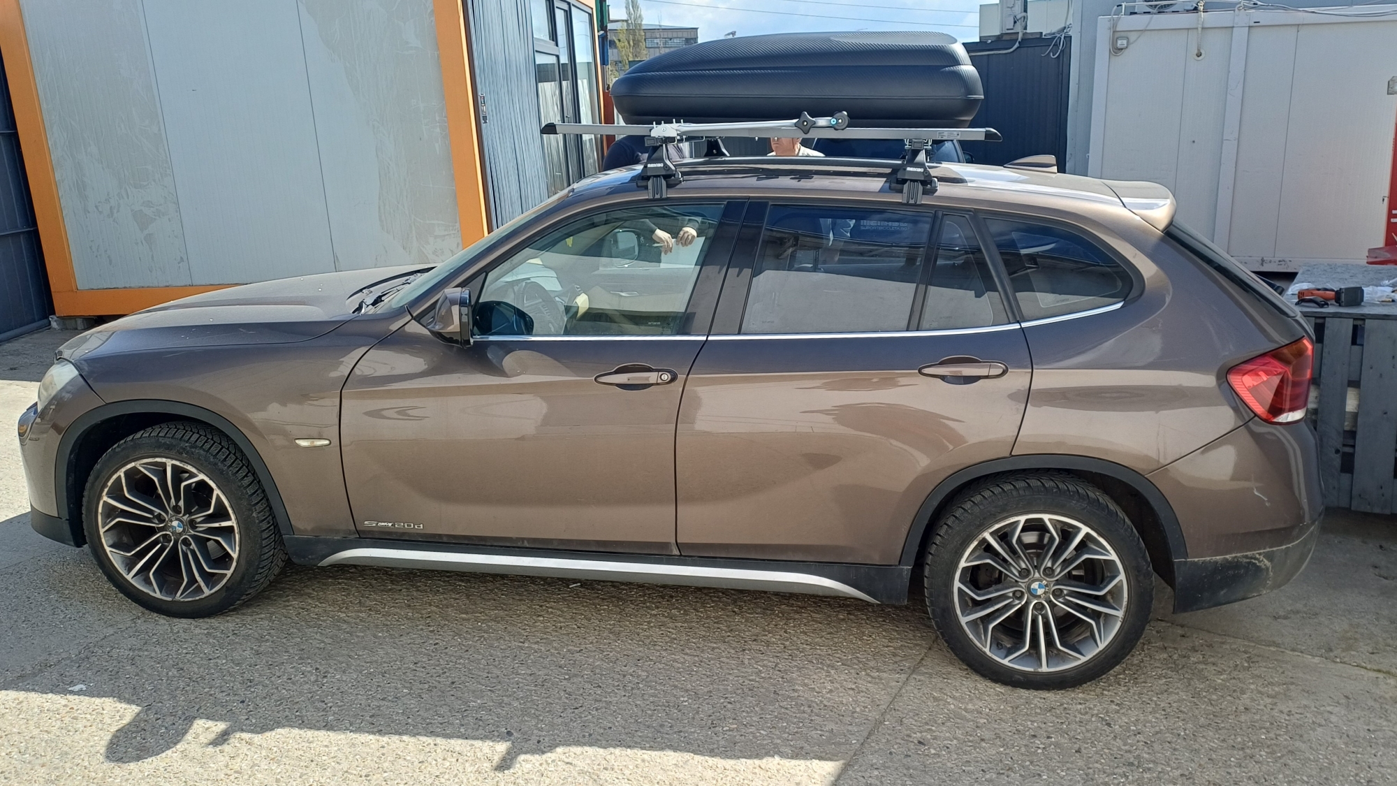 BMW X1 (E84) bare transversale Menabo Omega Otel cu suport bicicleta Menabo Huggy Lock si cutie portbagaj Carbon Look 320L
