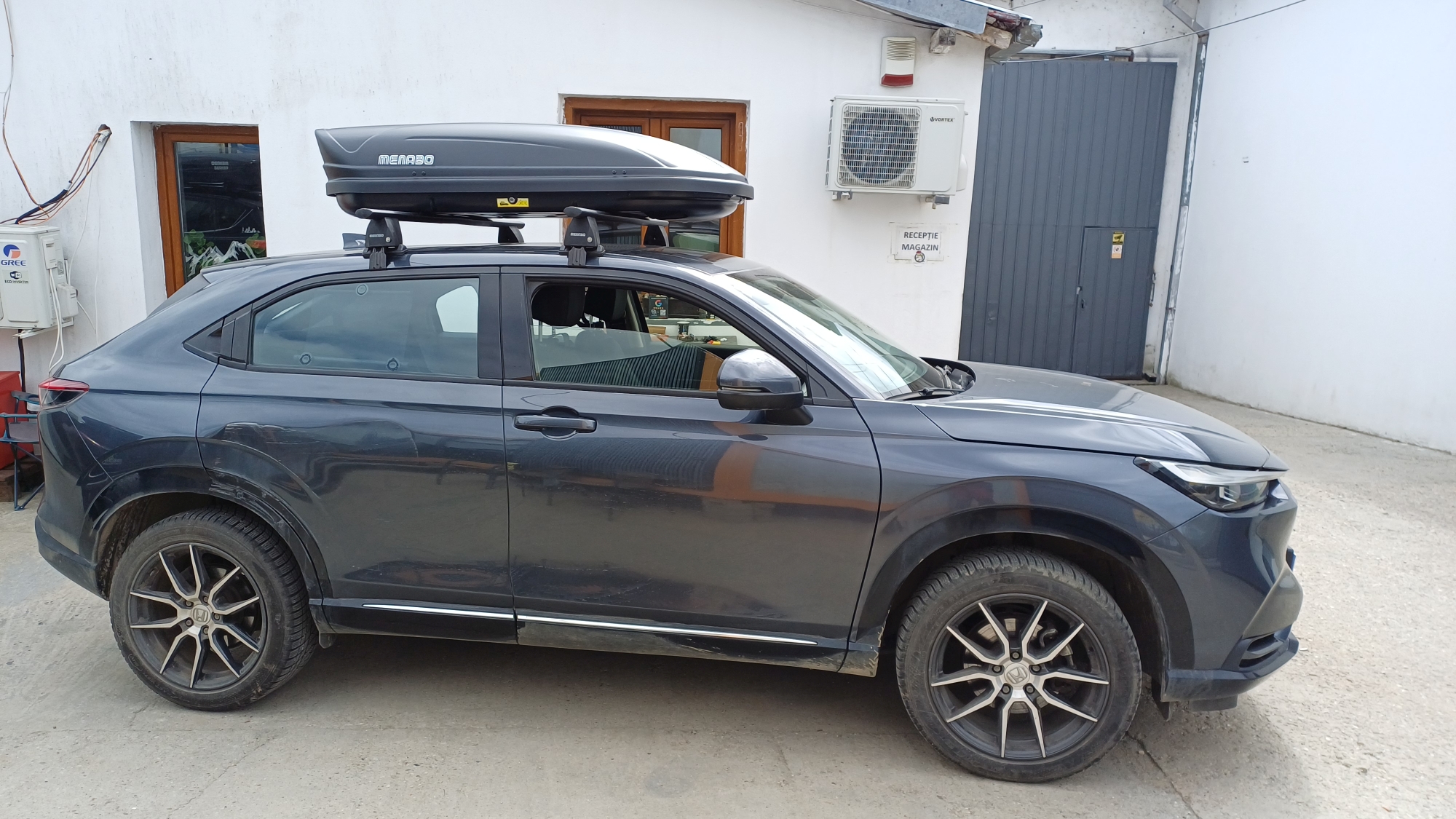 Honda HR-V II cu bare transversale Menabo Delta Black si cutie portbagaj Menabo Marathon Dark 400
