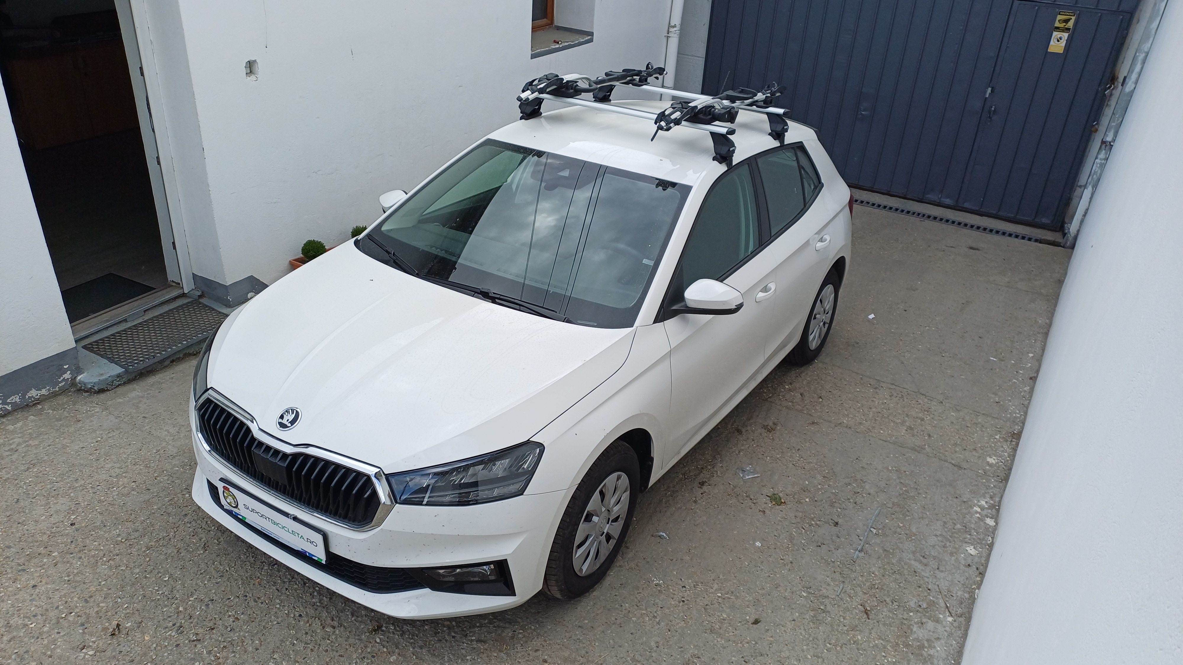 Skoda Fabia IV cu bare transversale  Menabo Omega Plus Aluminiu si suport de bicicleta Thule Thule ProRide 598
