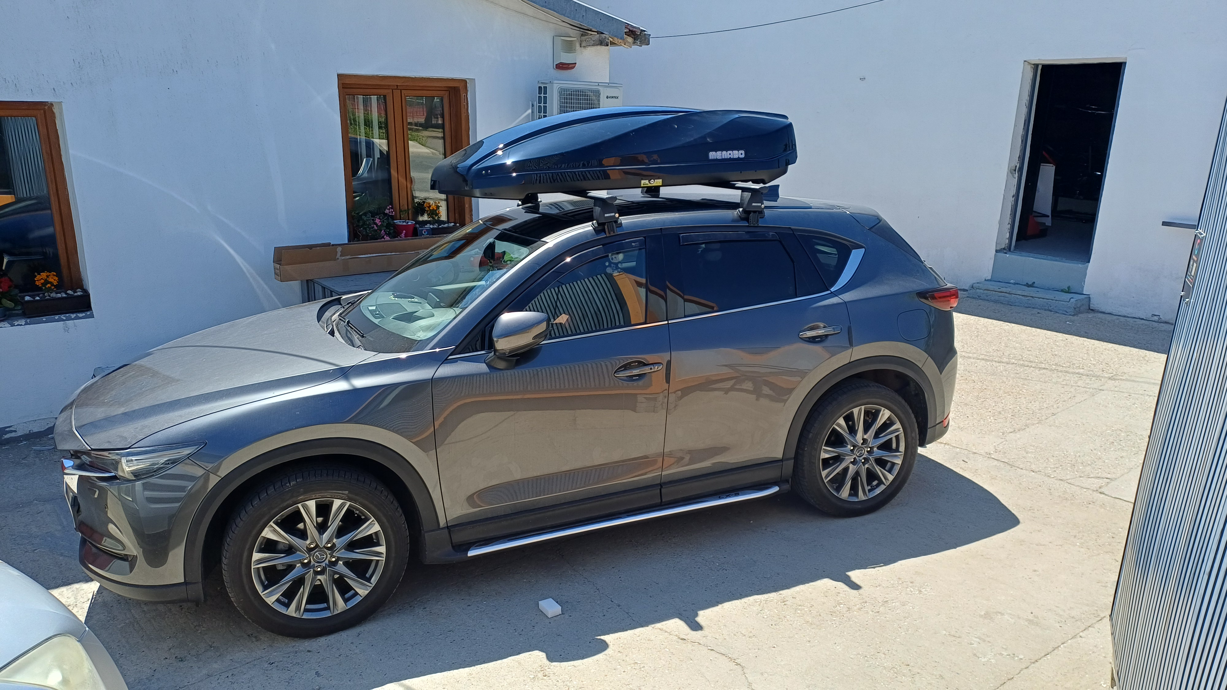 Mazda CX-5 cu bare transversale Menabo Delta Black si cutie portbagaj Menabo Starla 500 DUO ABS Black