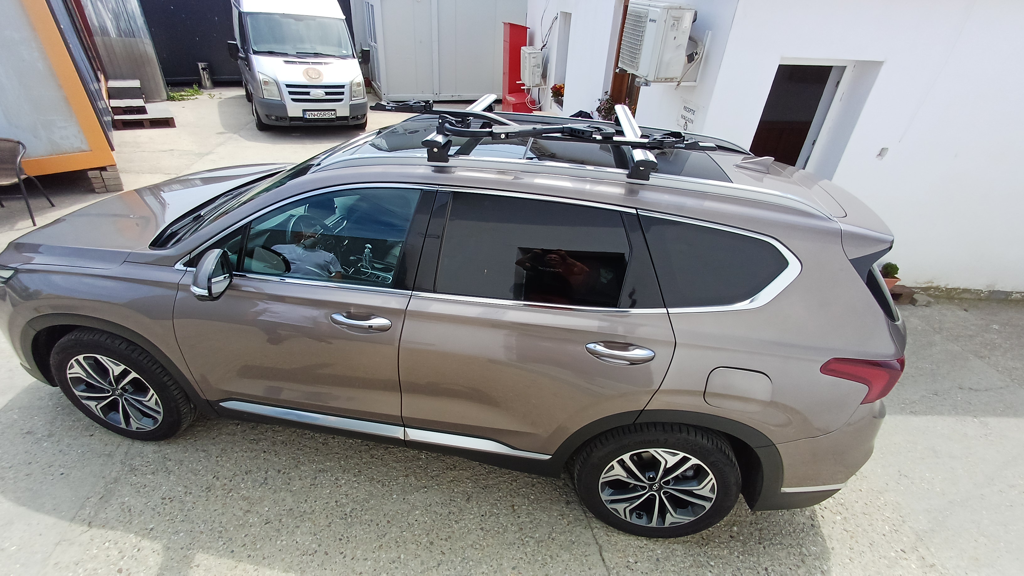 Hyundai Santa Fe cu bare transversale Menabo Lince Silver XL si suport de bicicleta Menabo Motus