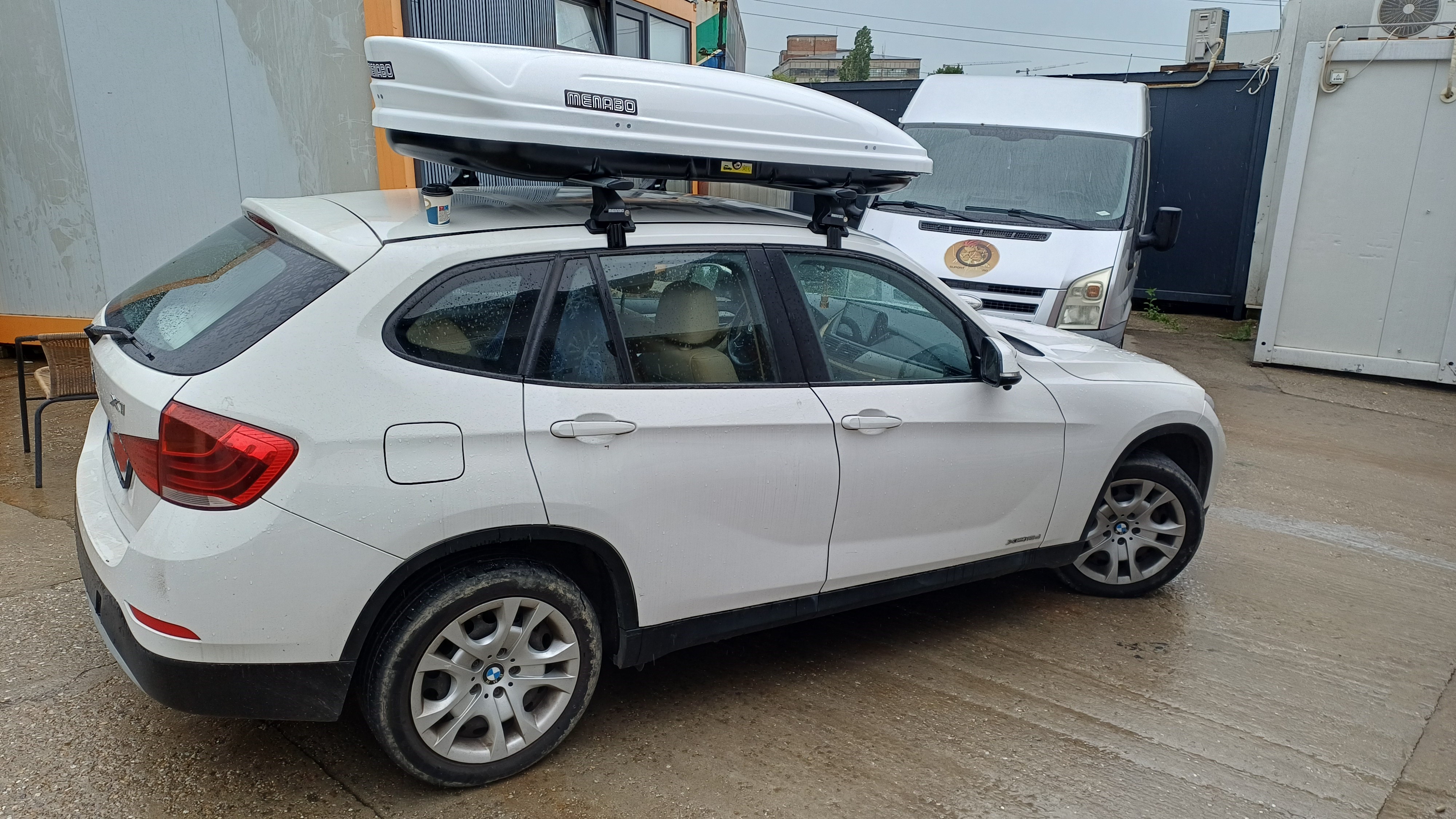 BMW X1 (E84) cu bare transversale Menabo Omega Plus Aluminiu si cutie portbagaj Menabo Mania 460 ABS White