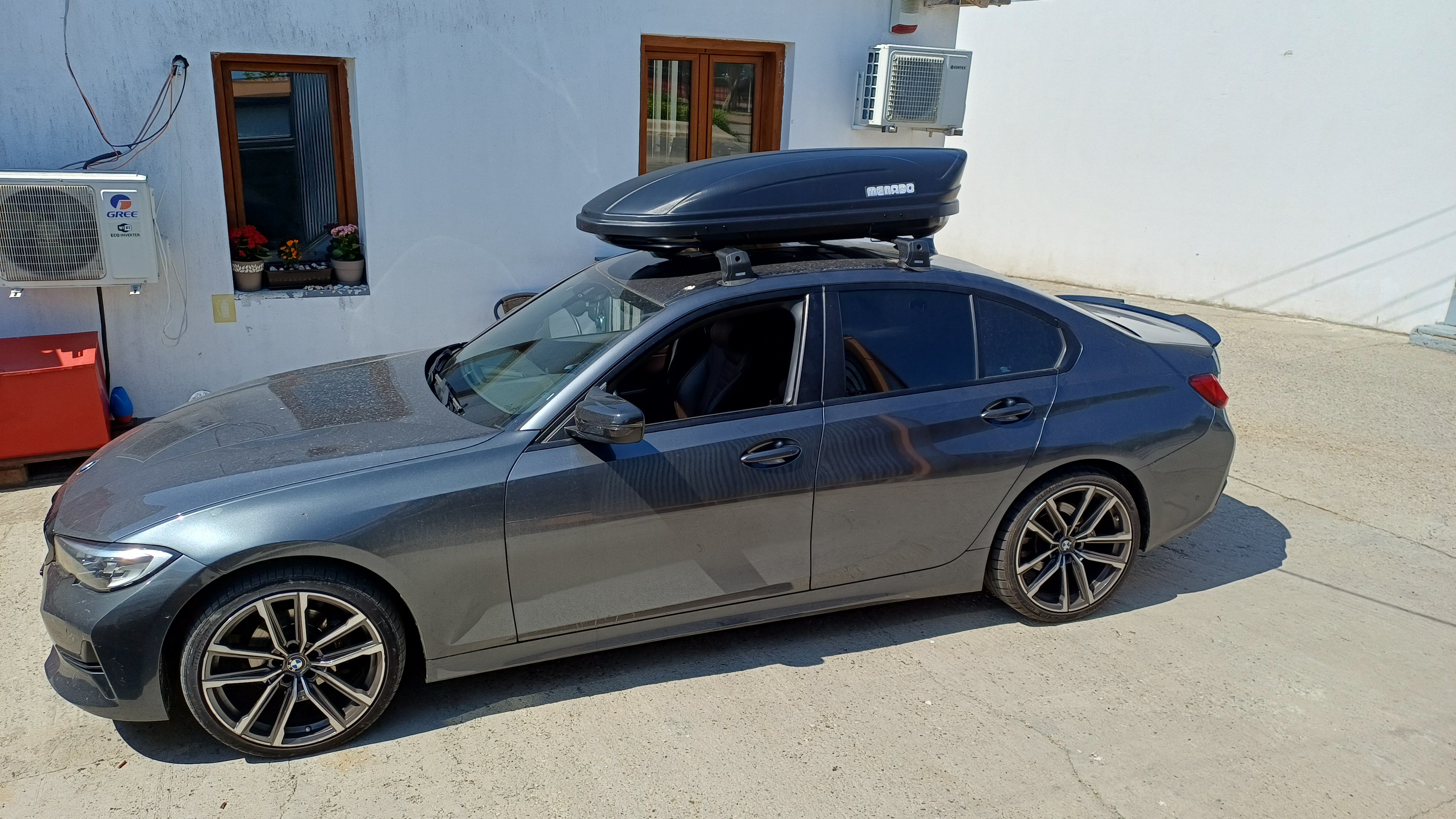 BMW Seria 3 cu cutie portbagaj Menabo Marathon Dark 400