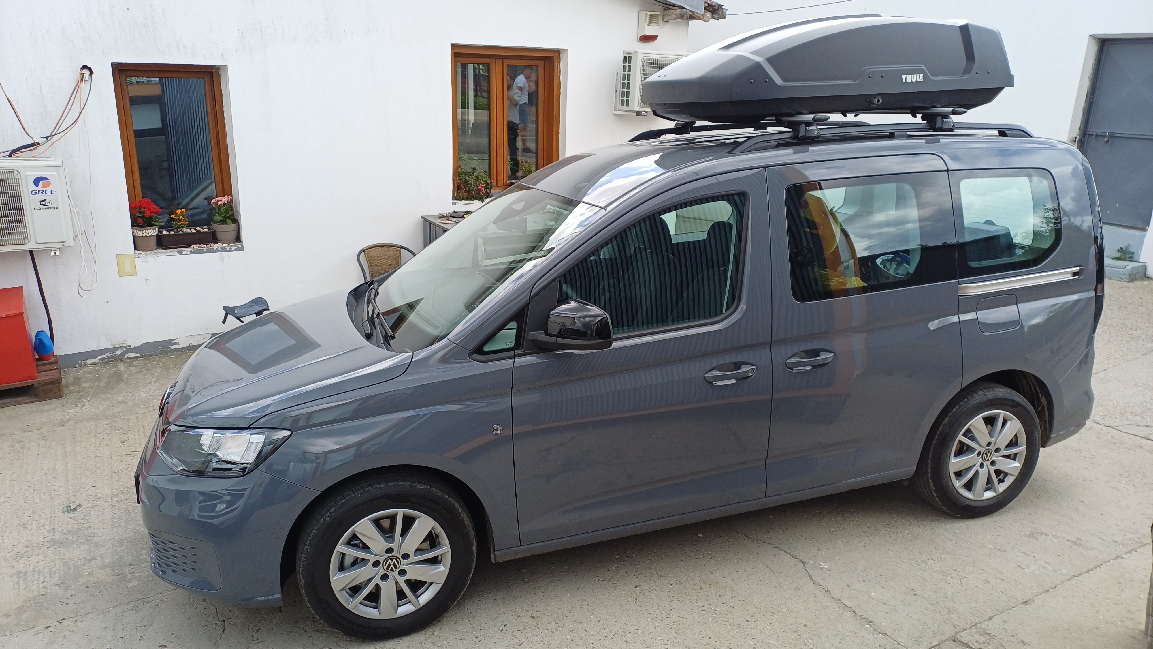 Volkswagen Caddy cu bare transversale Thule Evo Raised Silver si cutie Thule Force 3 S