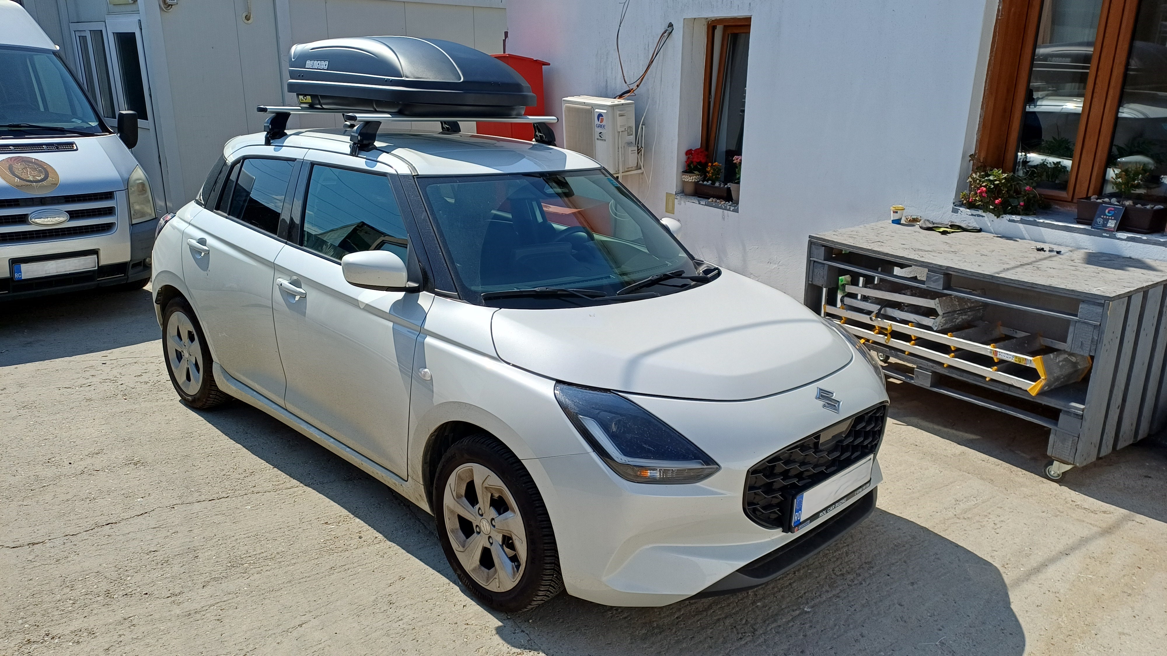 Suzuki Swift VI cu bare transversale Menabo Omega Plus Aluminiu si cutie portbagaj Menabo Marathon Dark 320