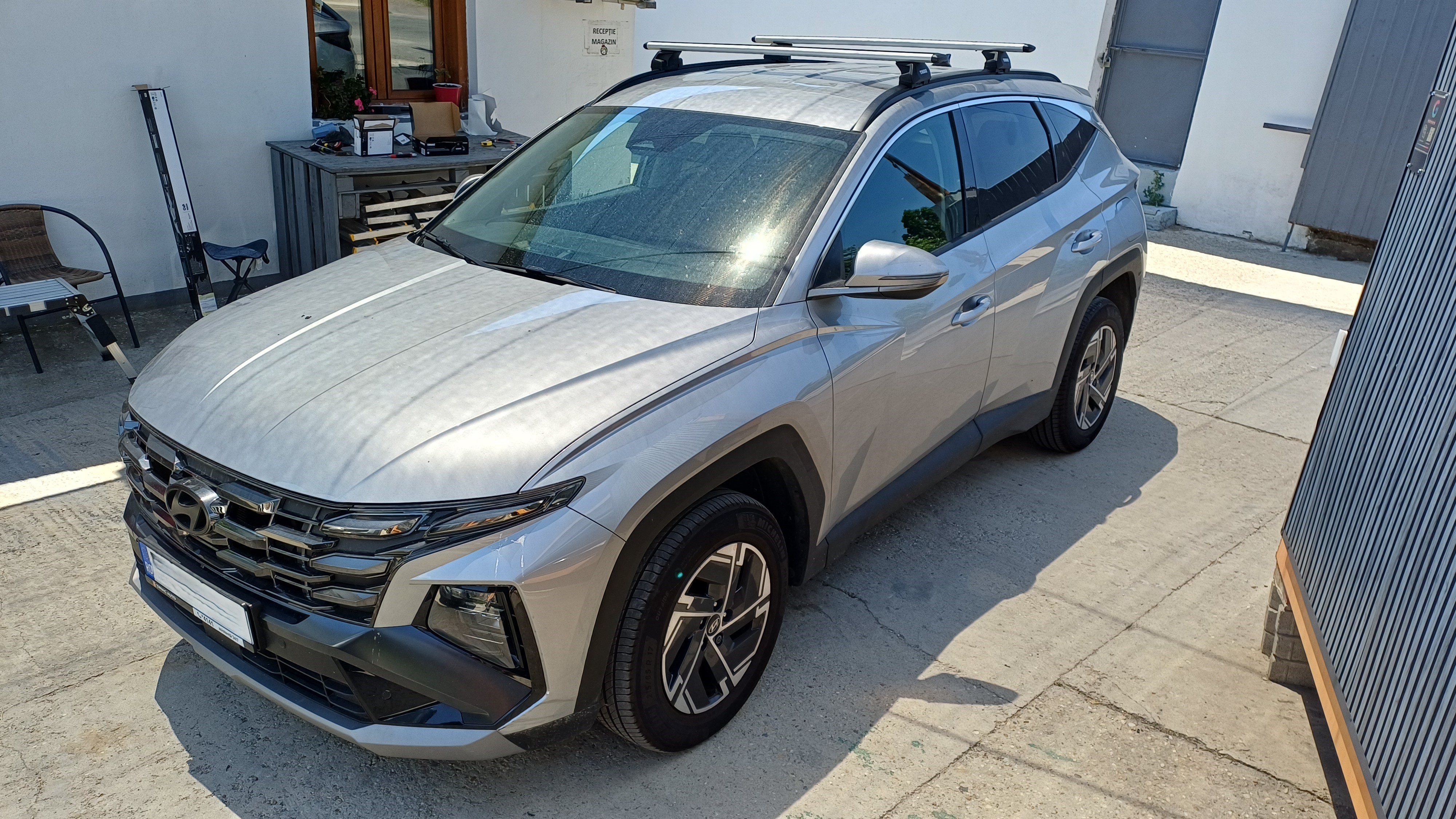 Hyundai Tucson cu bare transversale Thule Evo Flush Silver