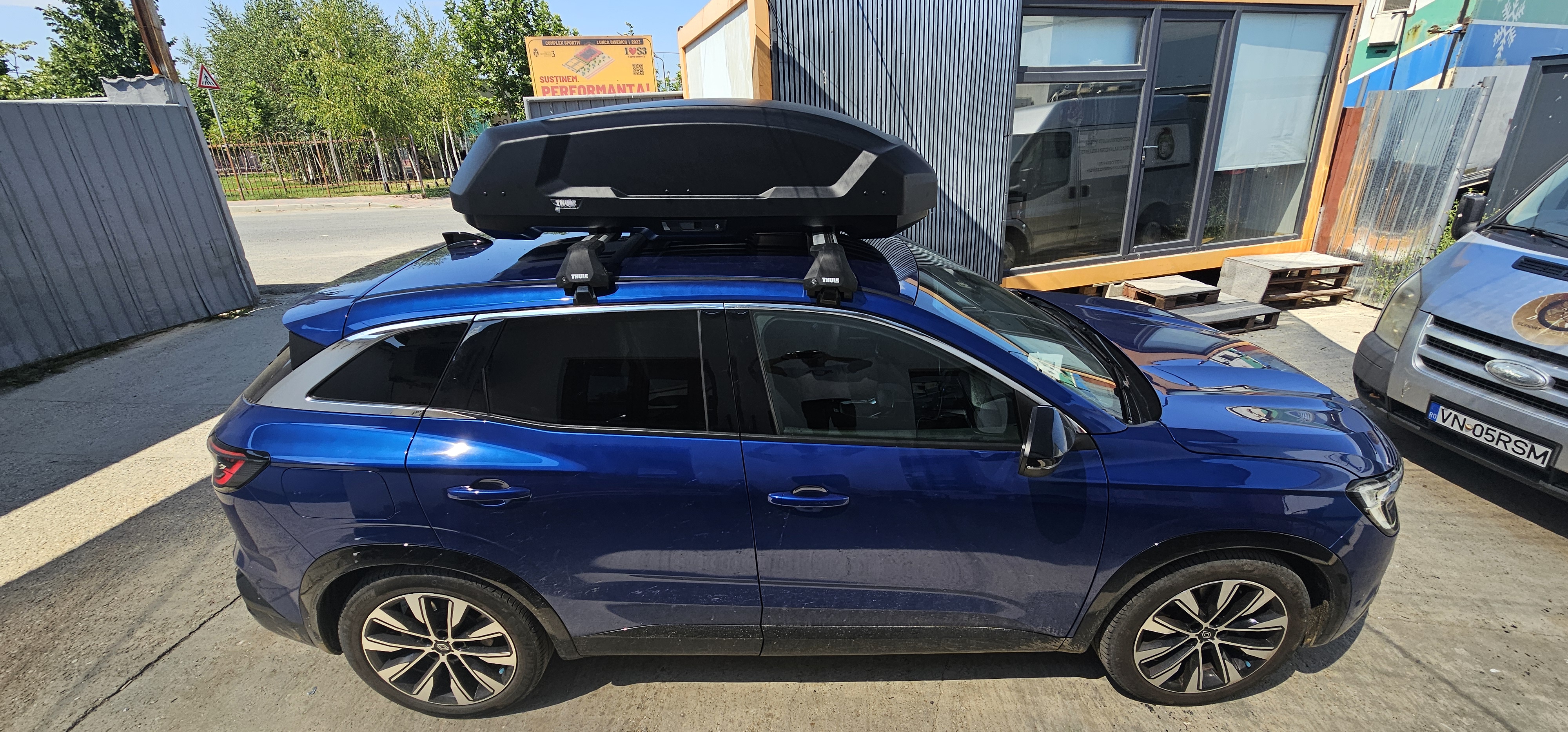 Renault Australe cu cutie portbagaj Thule Force 3 M