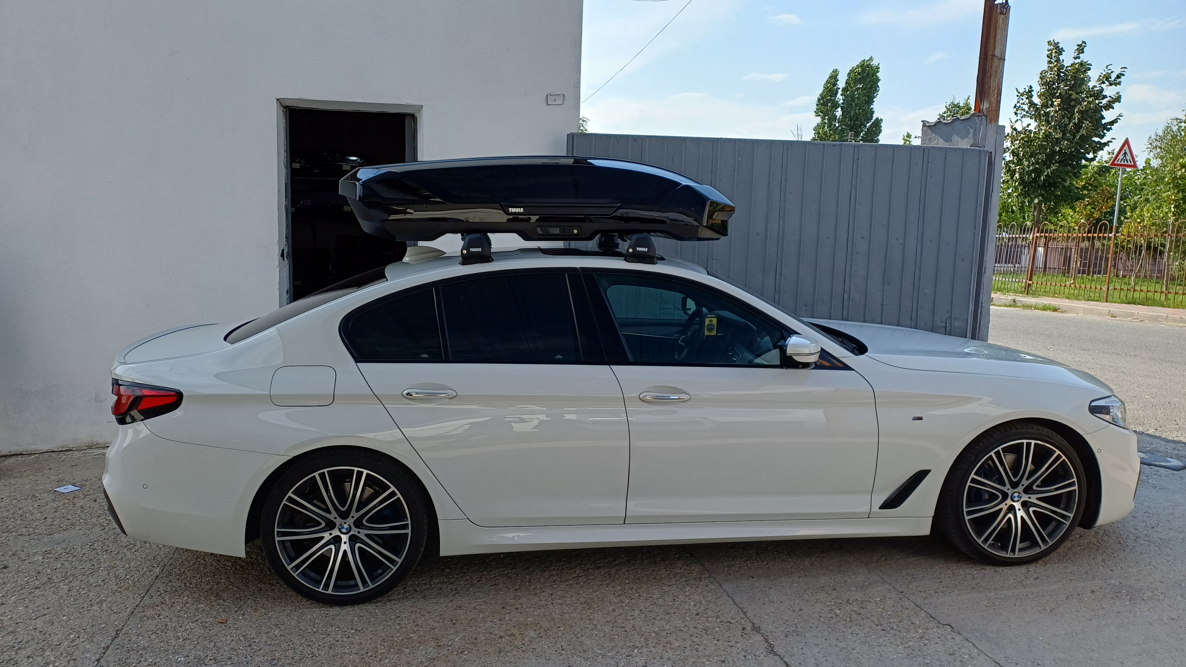 BMW Serie 5 cu bare transversale Thule Edge Clamp Black si cutie portbagaj Thule Motion 3 L Negru Lucios