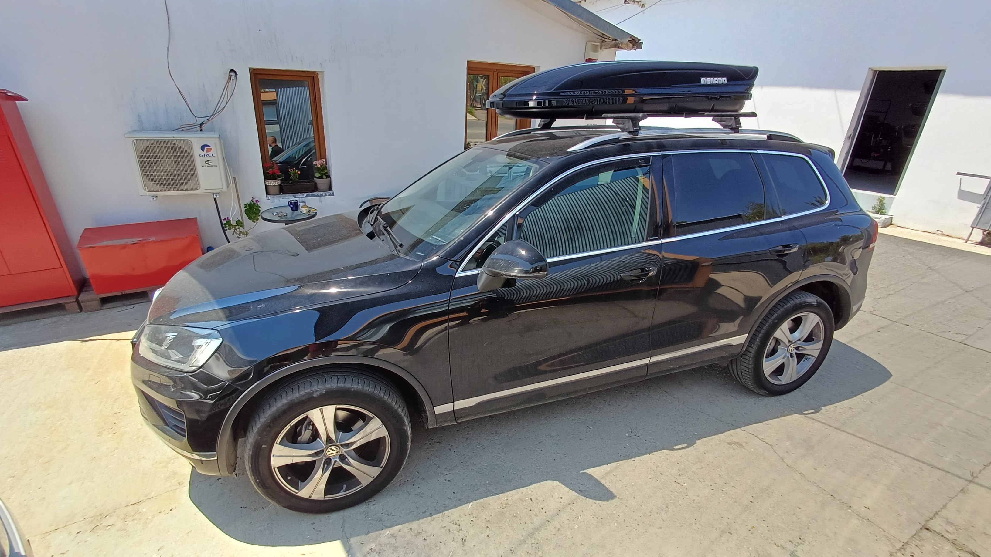 Volkswagen Touareg cu cutie portbagaj Menabo Mania 460 ABS Black