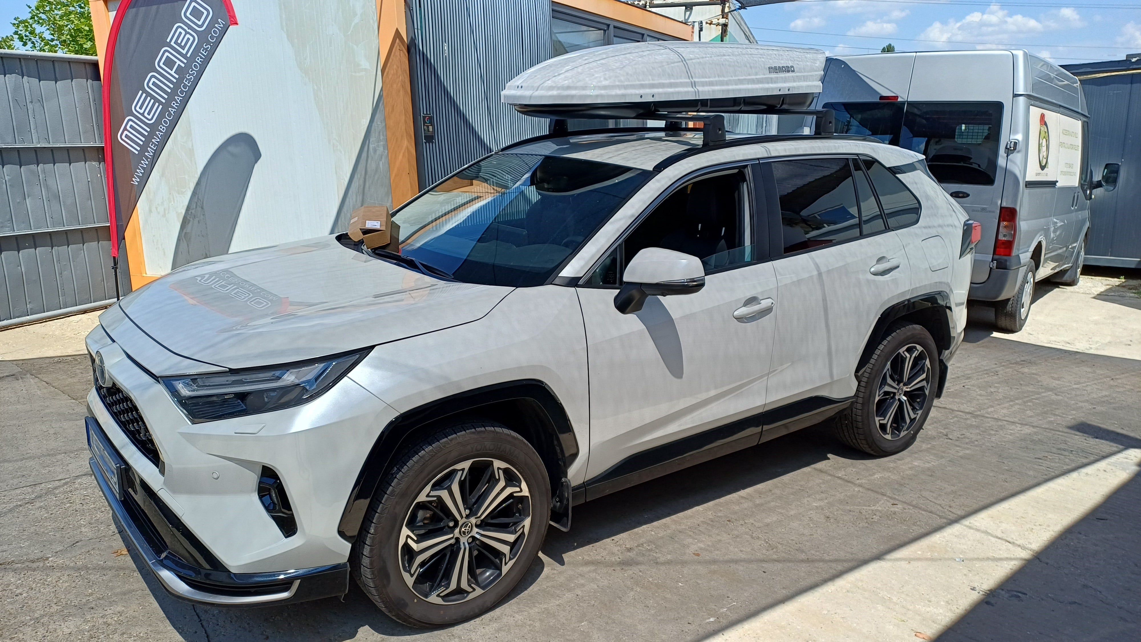 Toyota RAV 4 cu bare transversale aluminiu Menabo Dedicate OE si cutie portbagaj Menabo Mania 460 ABS White