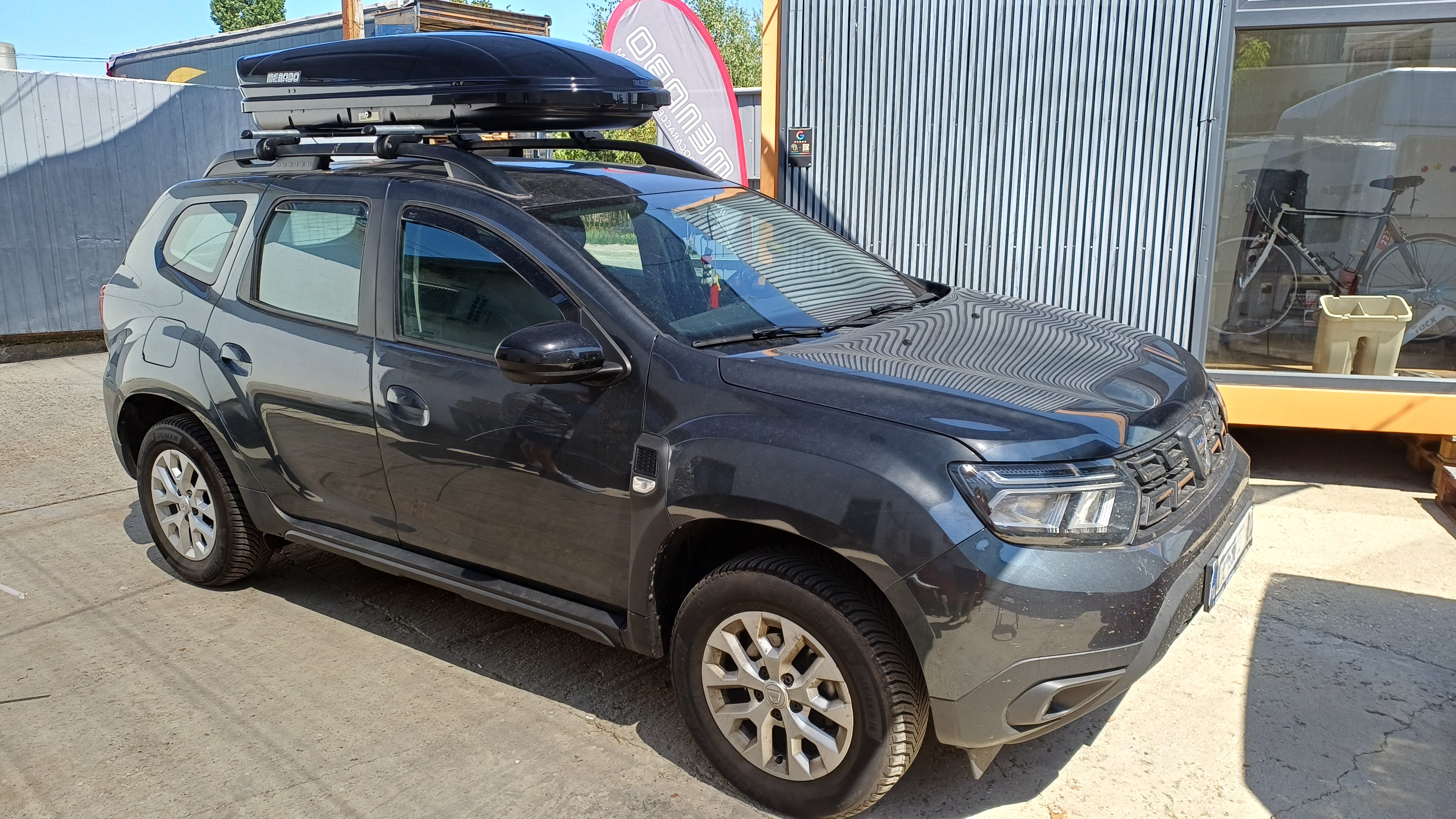 Dacia Duster cu bare transversale Menabo Brio si cutie portbagaj Menabo Mania 460 ABS Black